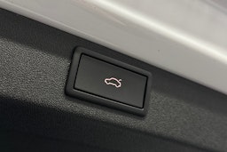 valkoinen Skoda Enyaq 2023 kuva 15.