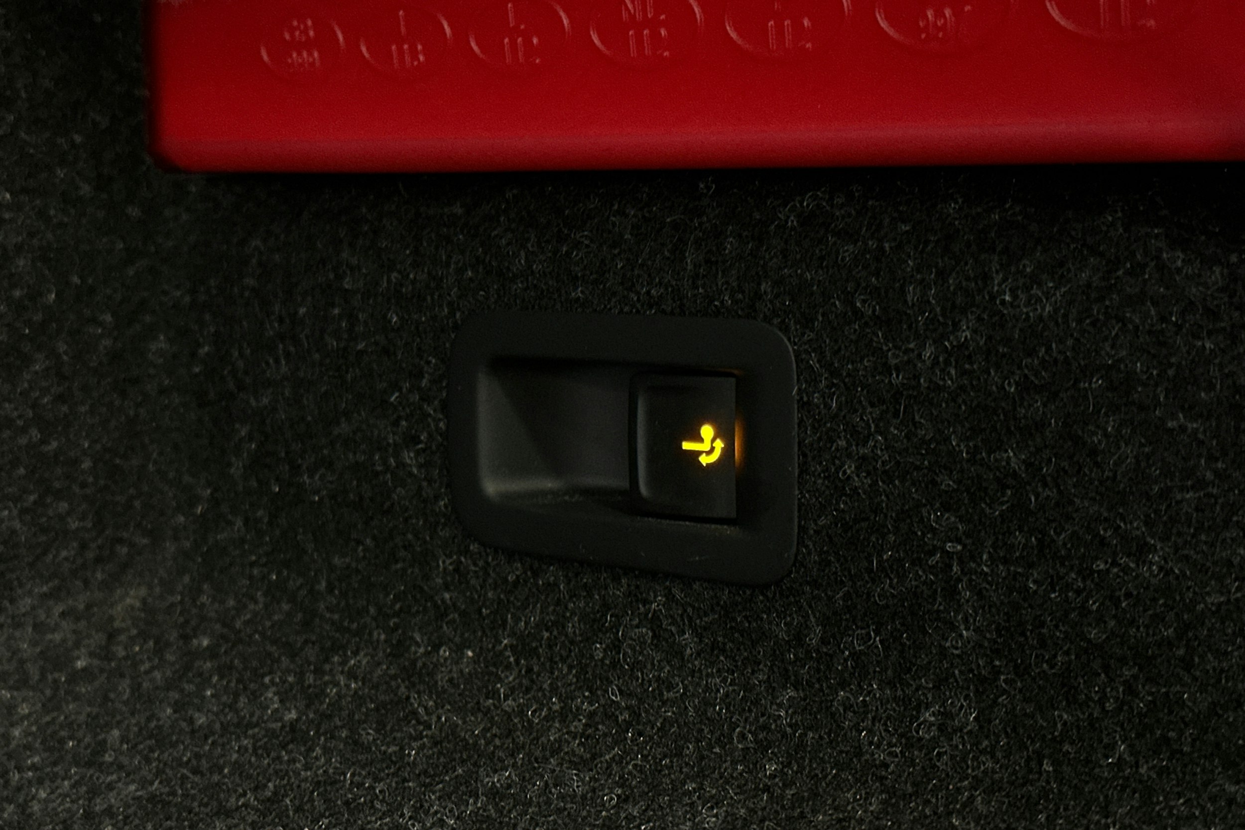 valkoinen Skoda Enyaq 2023 kuva 16.