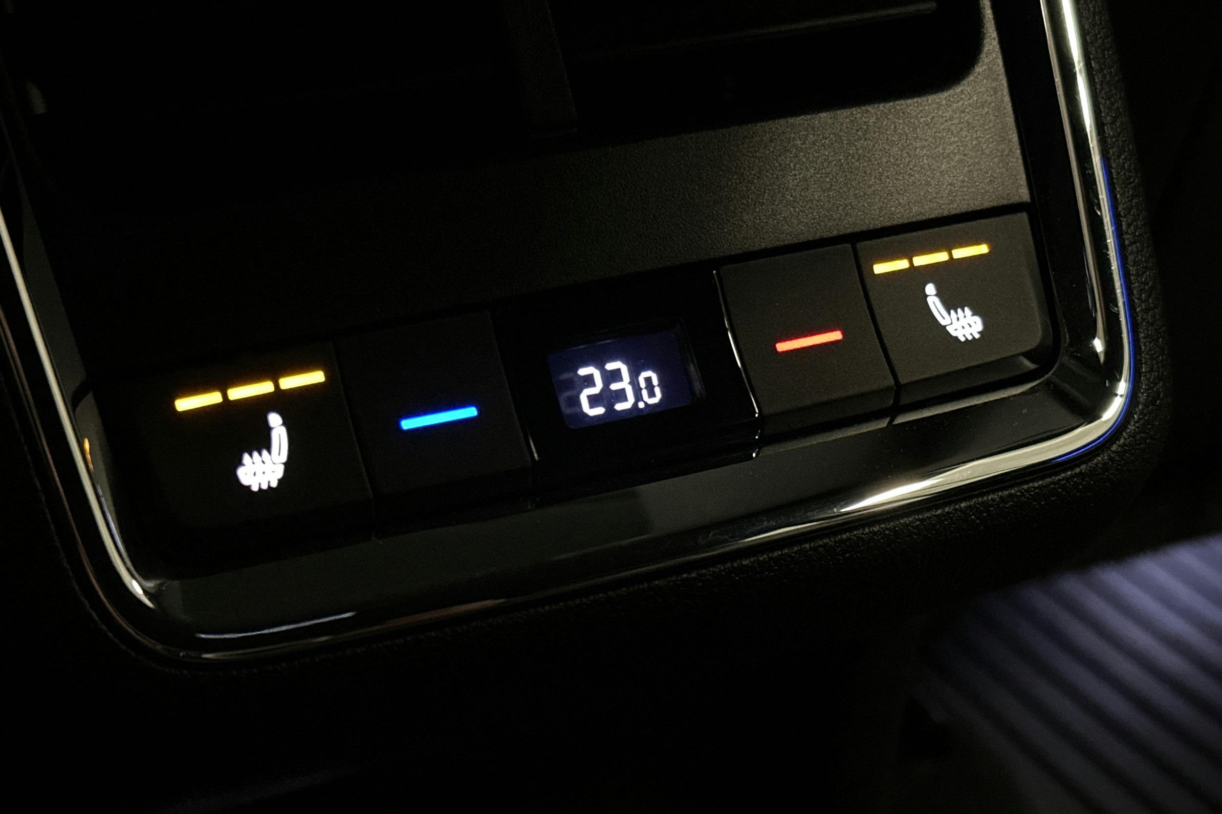 valkoinen Skoda Enyaq 2023 kuva 17.