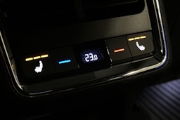 valkoinen Skoda Enyaq 2023 kuva 17.