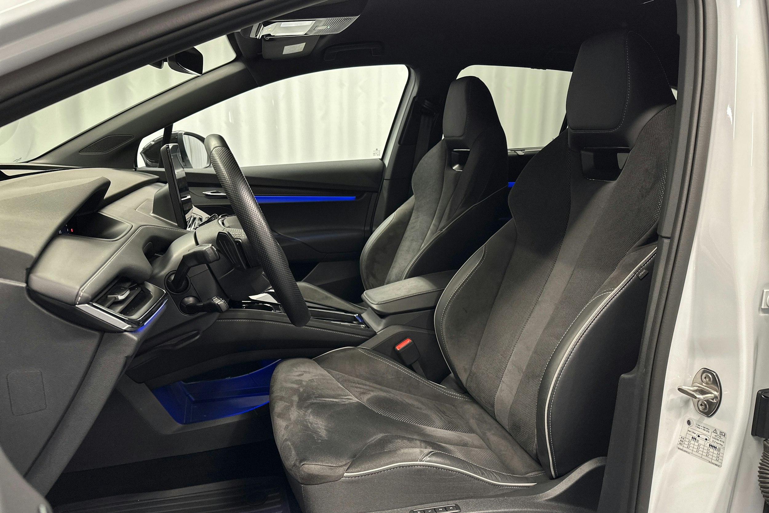 valkoinen Skoda Enyaq 2023 kuva 18.