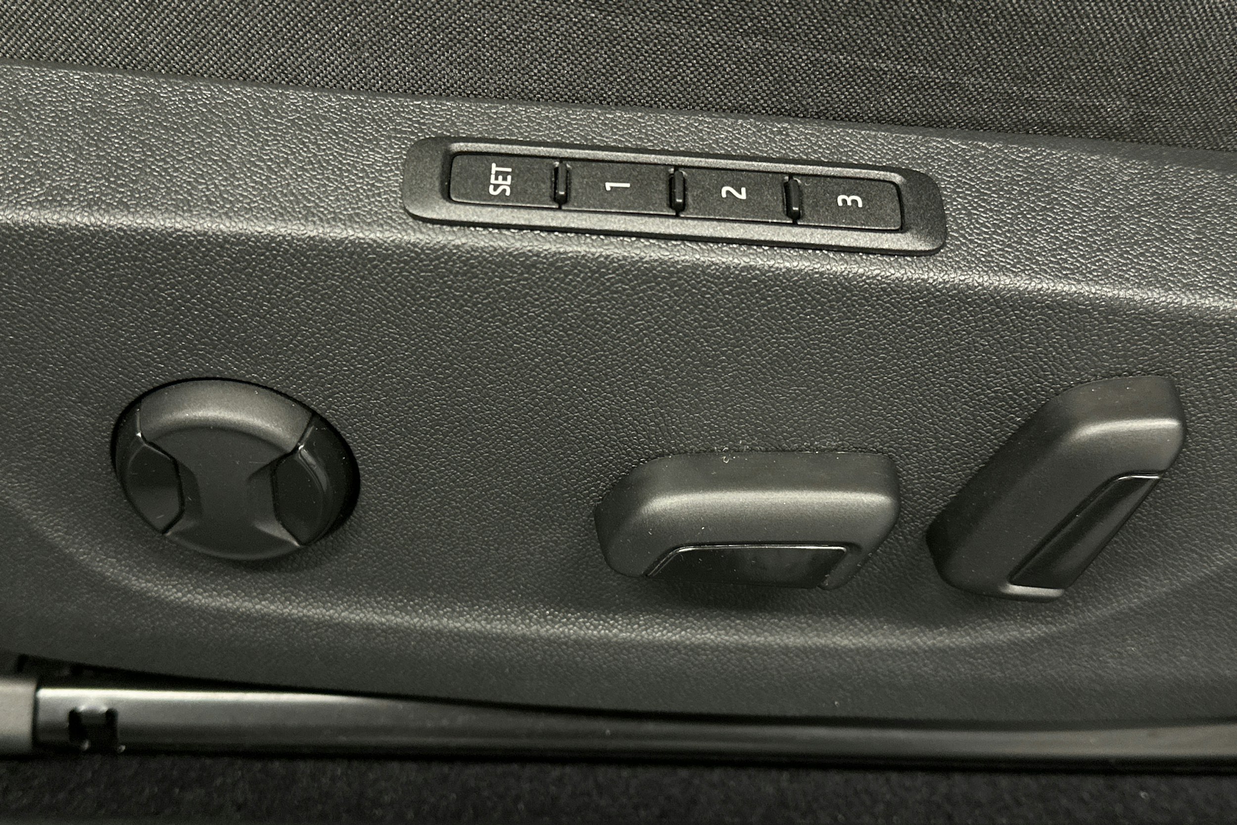 valkoinen Skoda Enyaq 2023 kuva 19.