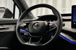 valkoinen Skoda Enyaq 2023 kuva 21.