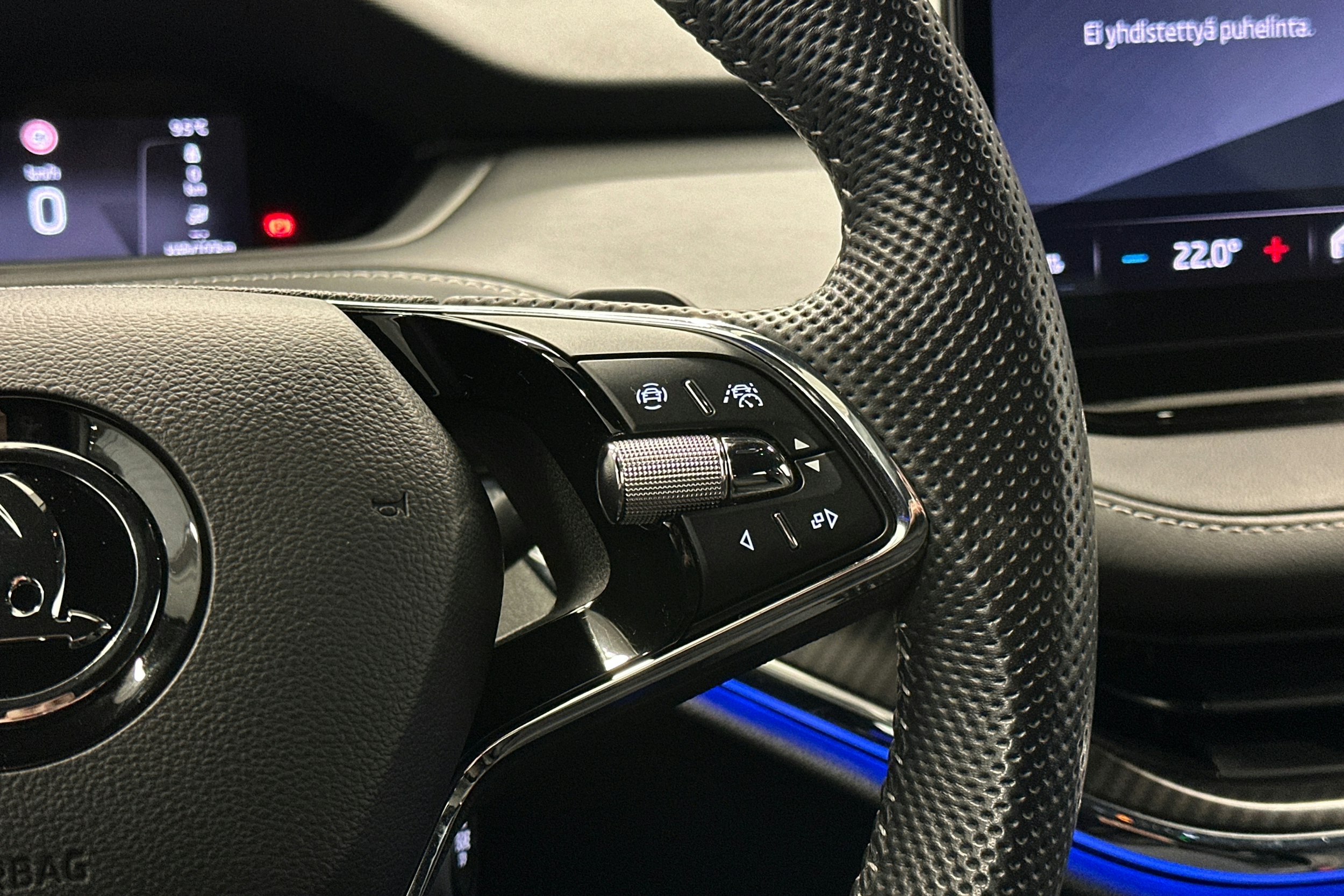 valkoinen Skoda Enyaq 2023 kuva 23.