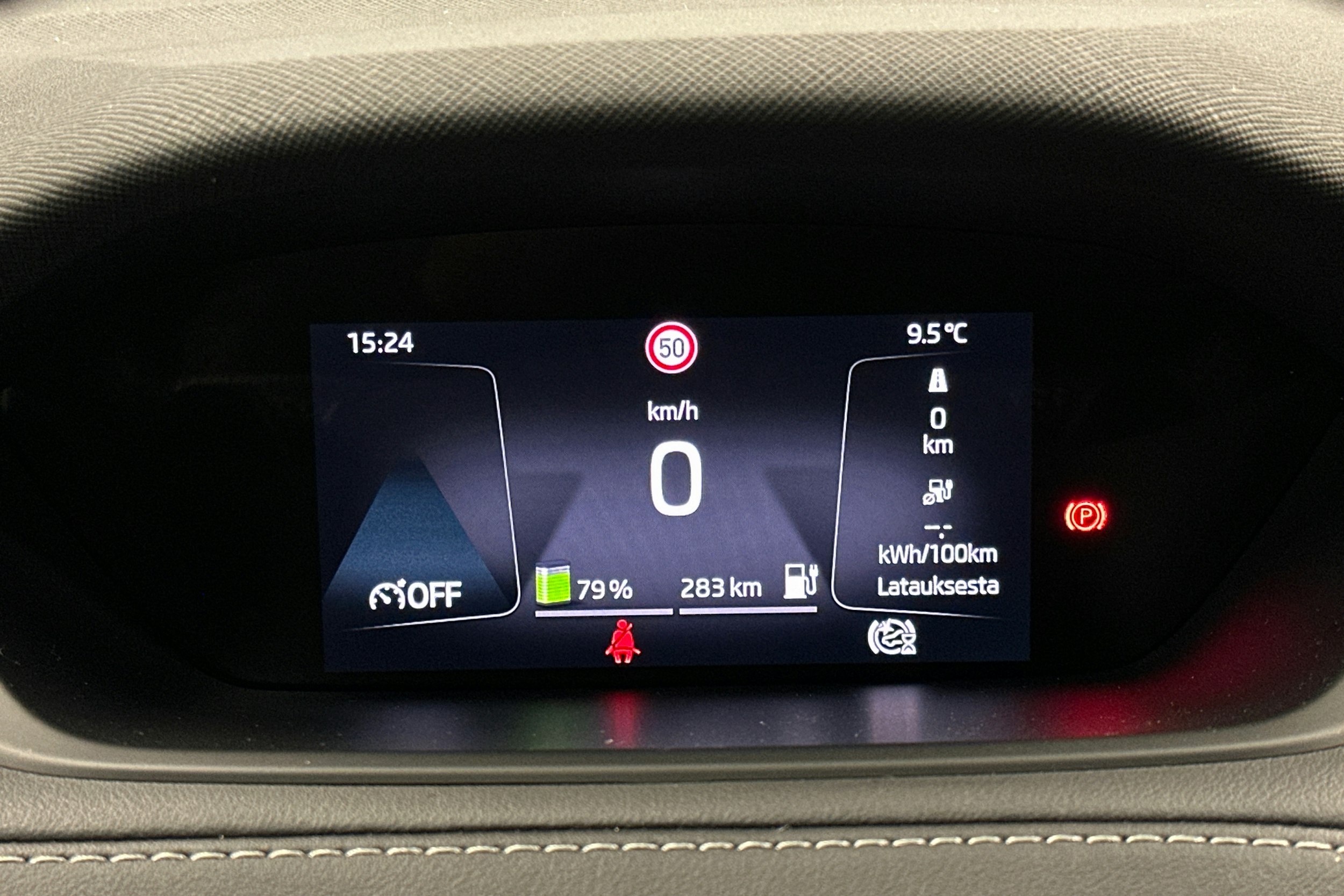 valkoinen Skoda Enyaq 2023 kuva 24.