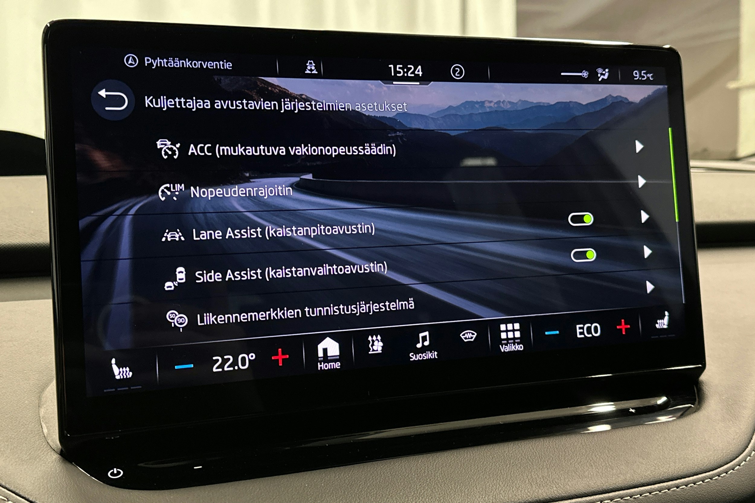 valkoinen Skoda Enyaq 2023 kuva 27.