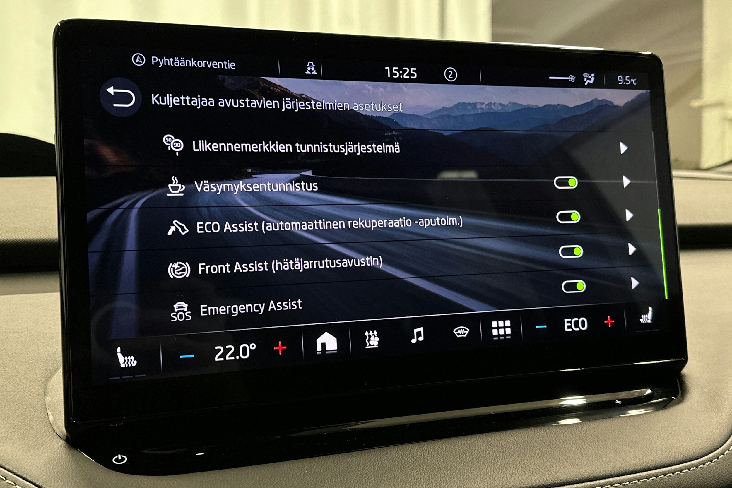 valkoinen Skoda Enyaq 2023 kuva 28.