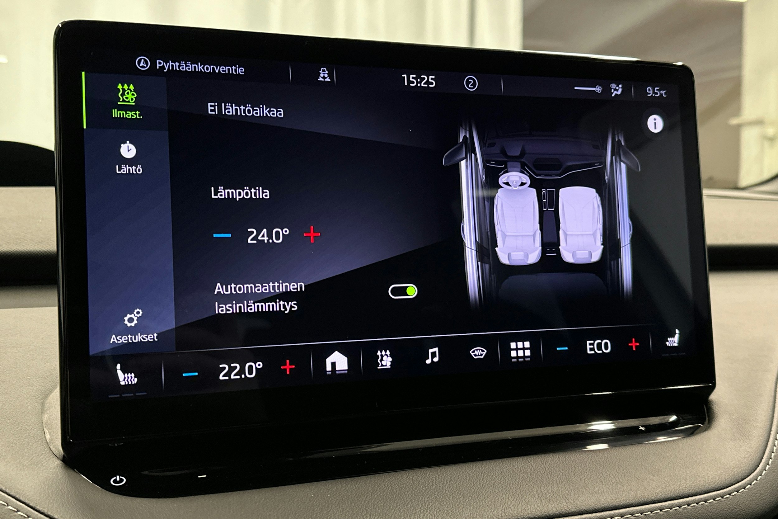 valkoinen Skoda Enyaq 2023 kuva 30.