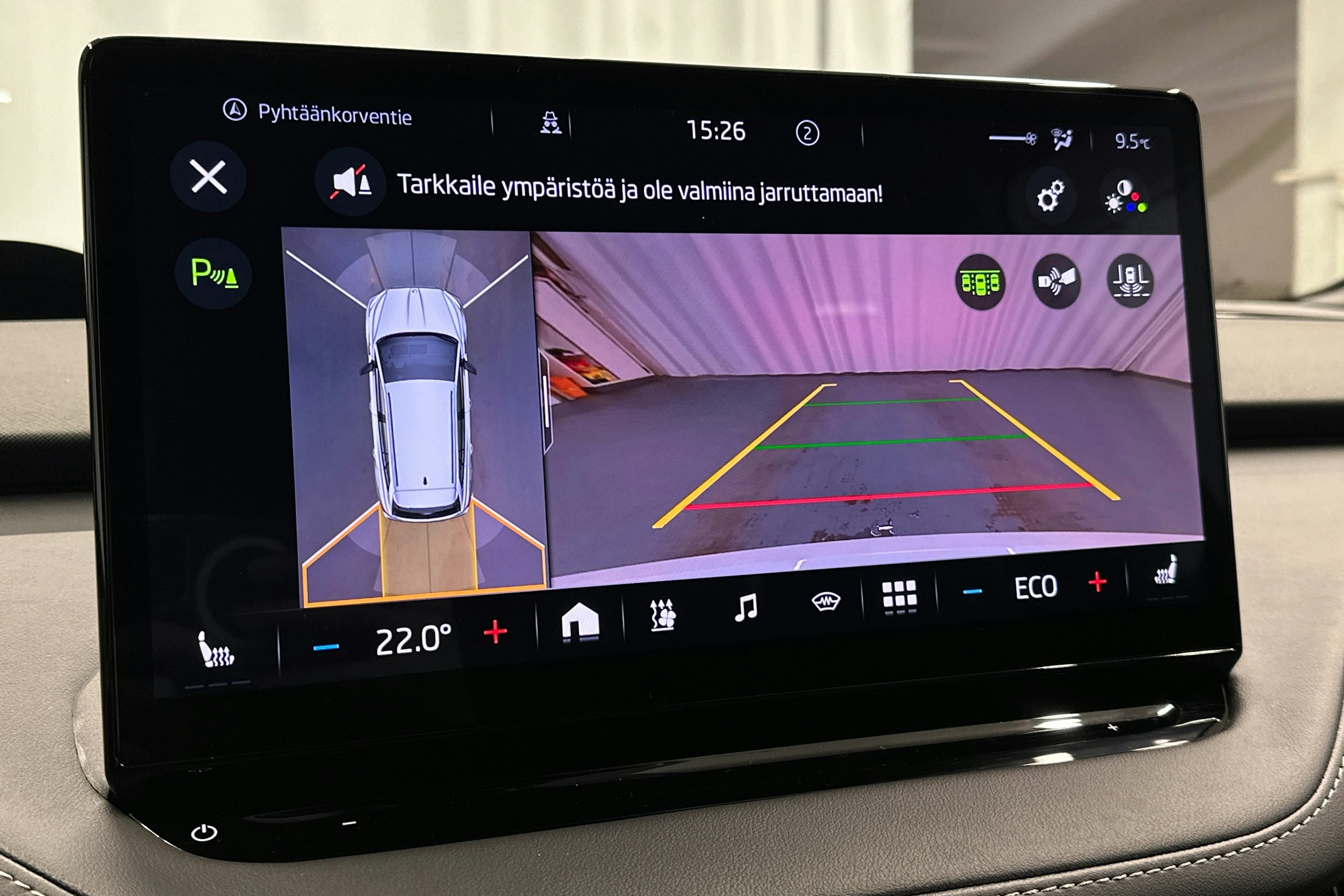 valkoinen Skoda Enyaq 2023 kuva 32.