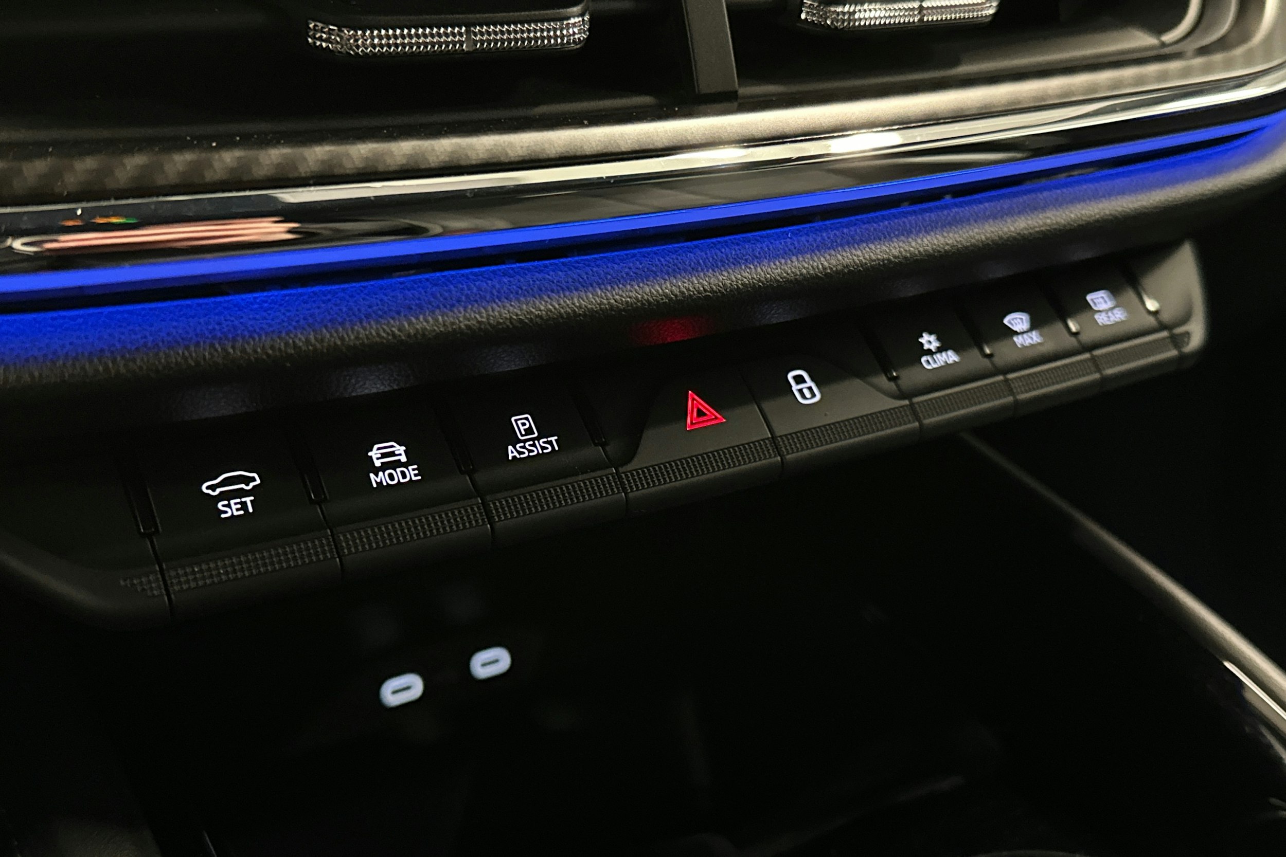 valkoinen Skoda Enyaq 2023 kuva 33.