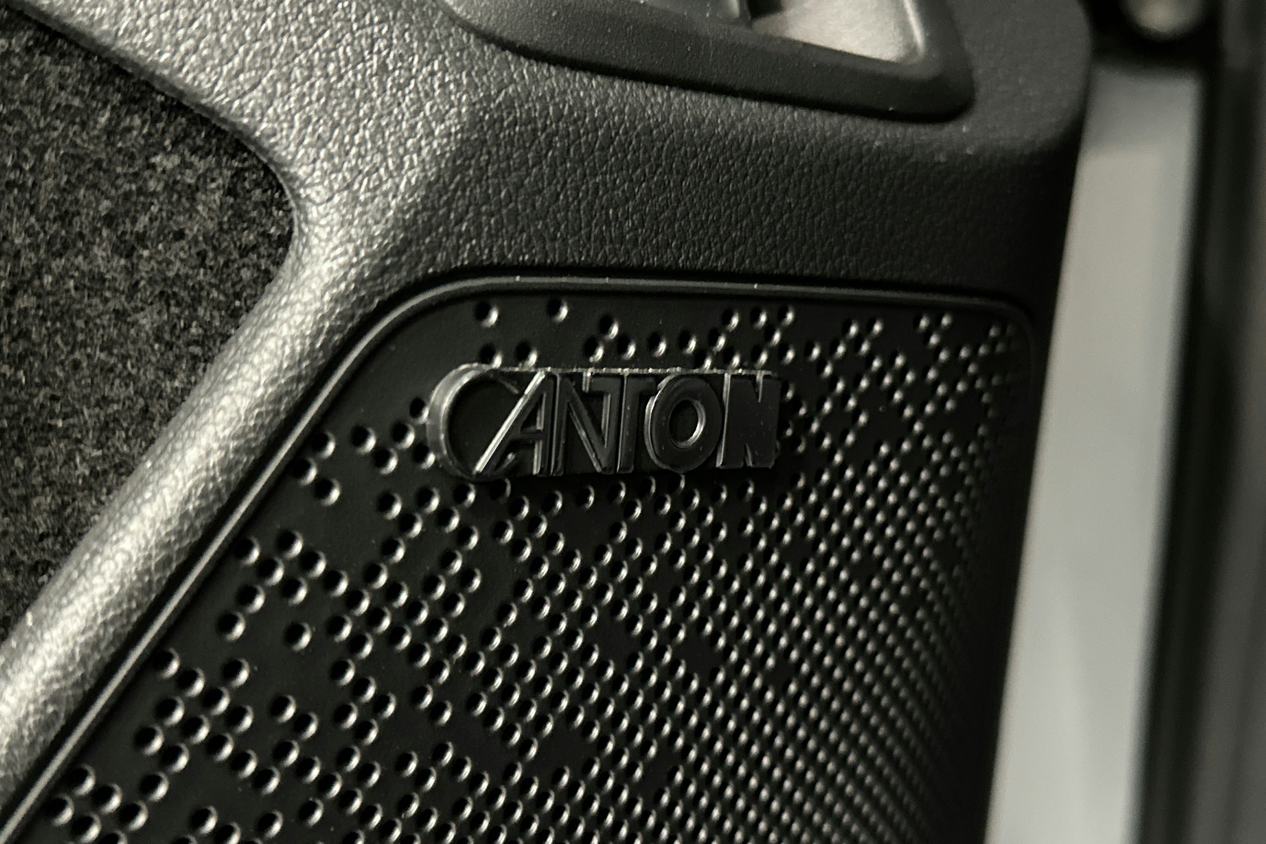 valkoinen Skoda Enyaq 2023 kuva 36.