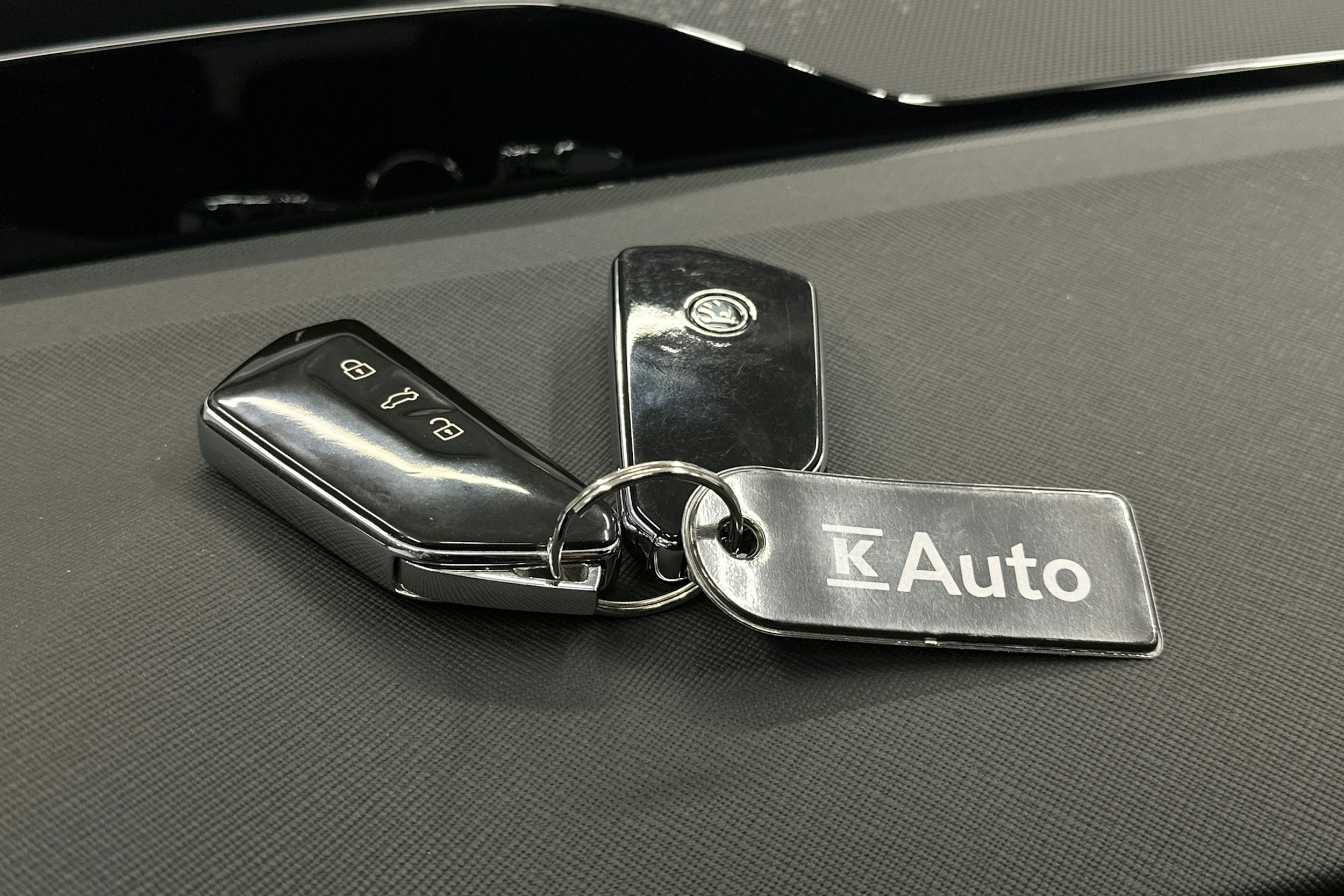 valkoinen Skoda Enyaq 2023 kuva 37.