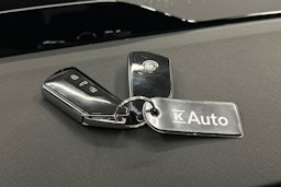 valkoinen Skoda Enyaq 2023 kuva 37.