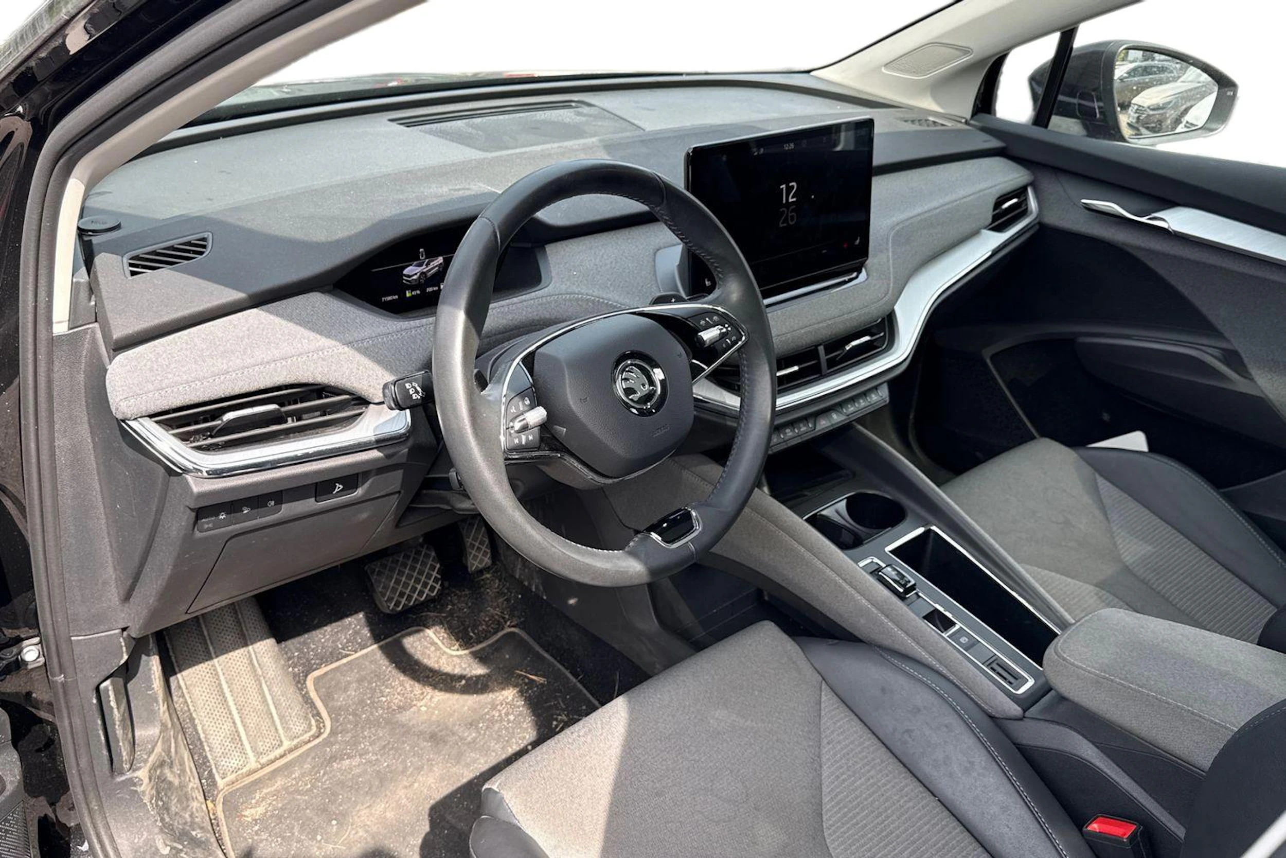 Musta Skoda Enyaq 2023 kuva 3.