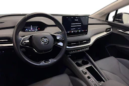 Musta Skoda Enyaq 2023 kuva 6.