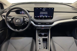 Musta Skoda Enyaq 2023 kuva 7.