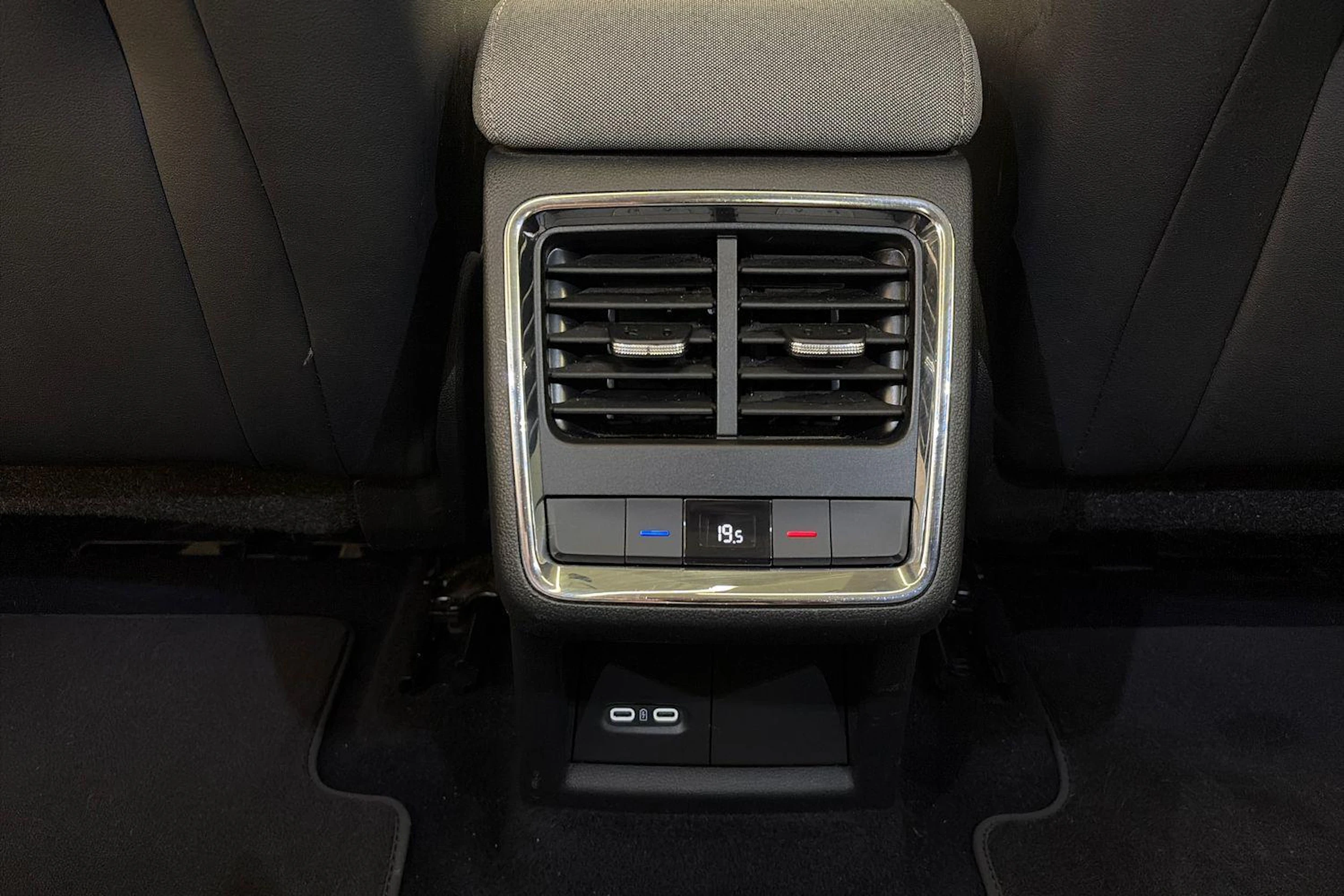 Musta Skoda Enyaq 2023 kuva 9.