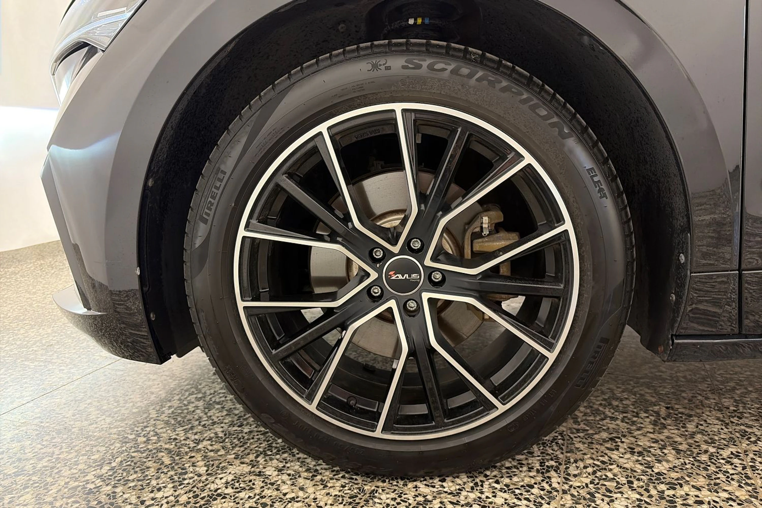 Musta Skoda Enyaq 2023 kuva 10.