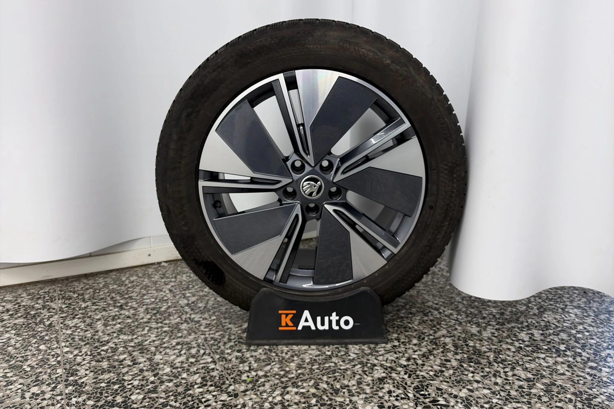 Musta Skoda Enyaq 2023 kuva 11.