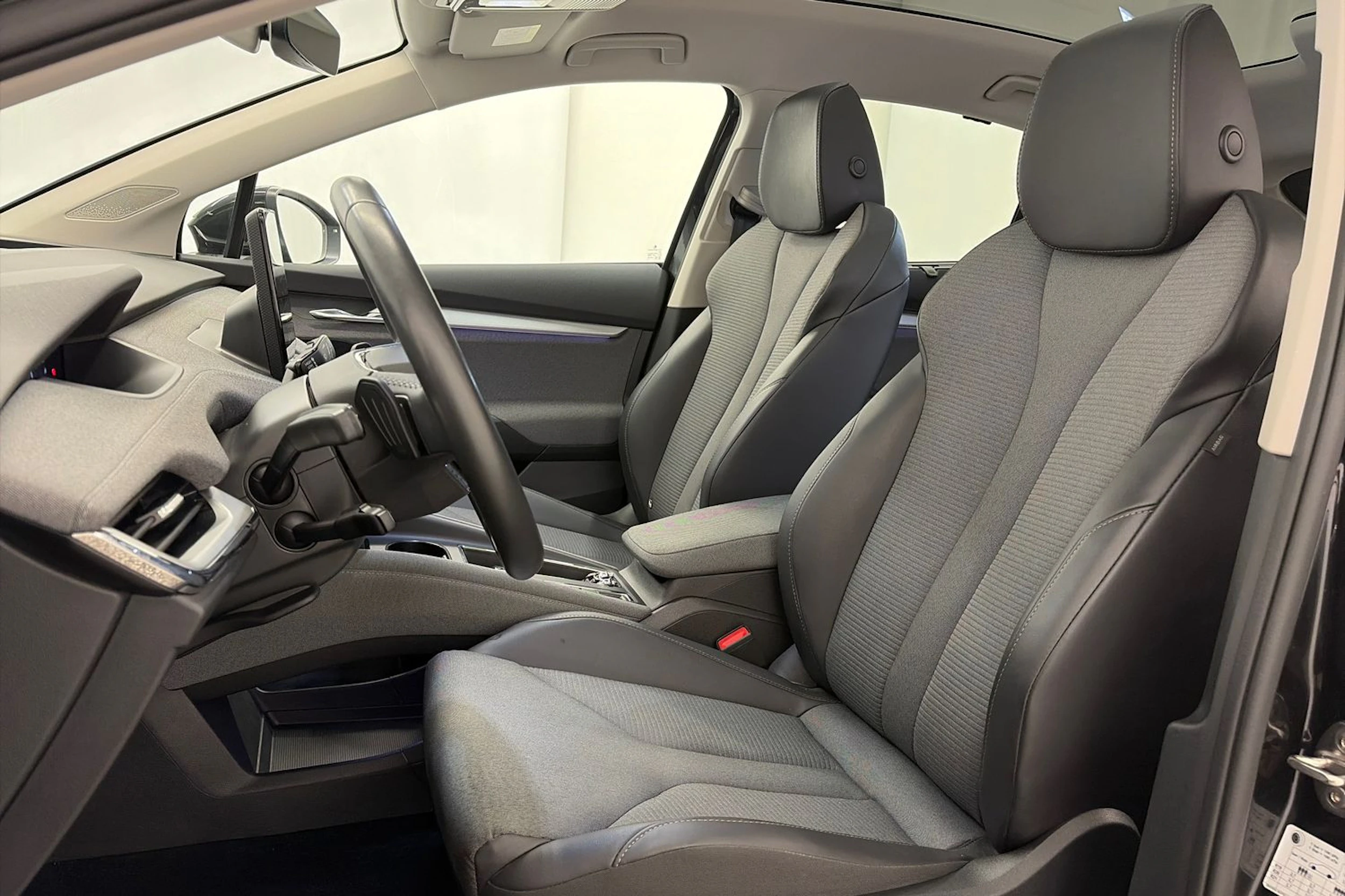 Musta Skoda Enyaq 2023 kuva 14.