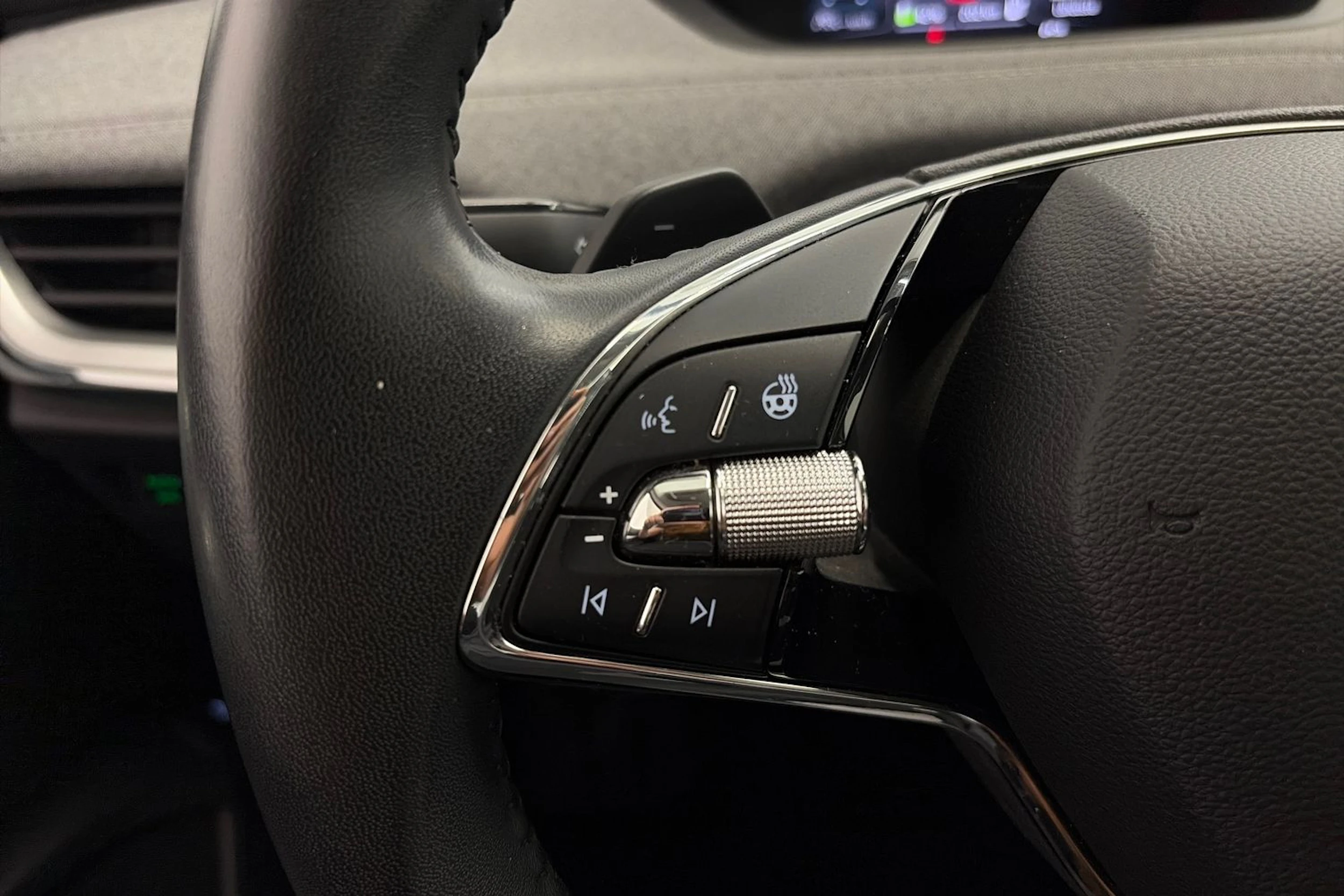 Musta Skoda Enyaq 2023 kuva 17.