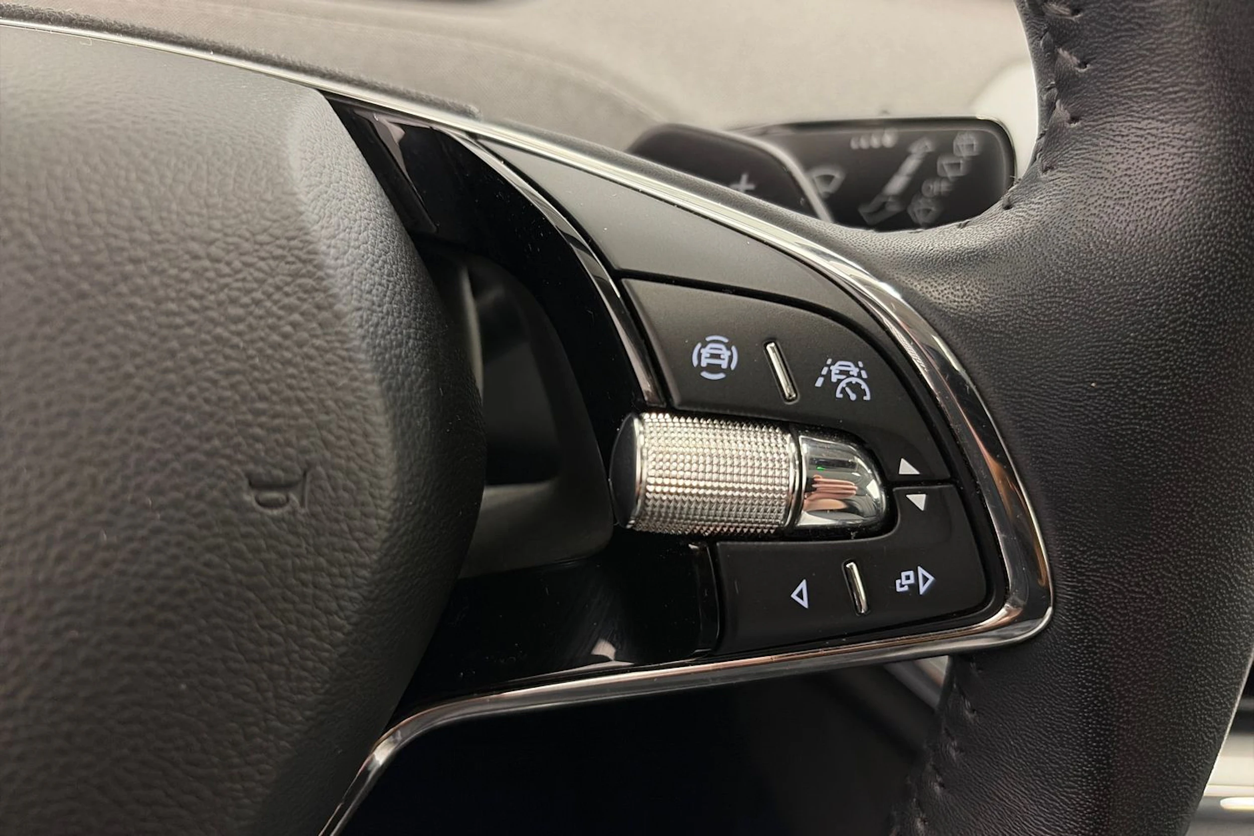 Musta Skoda Enyaq 2023 kuva 18.