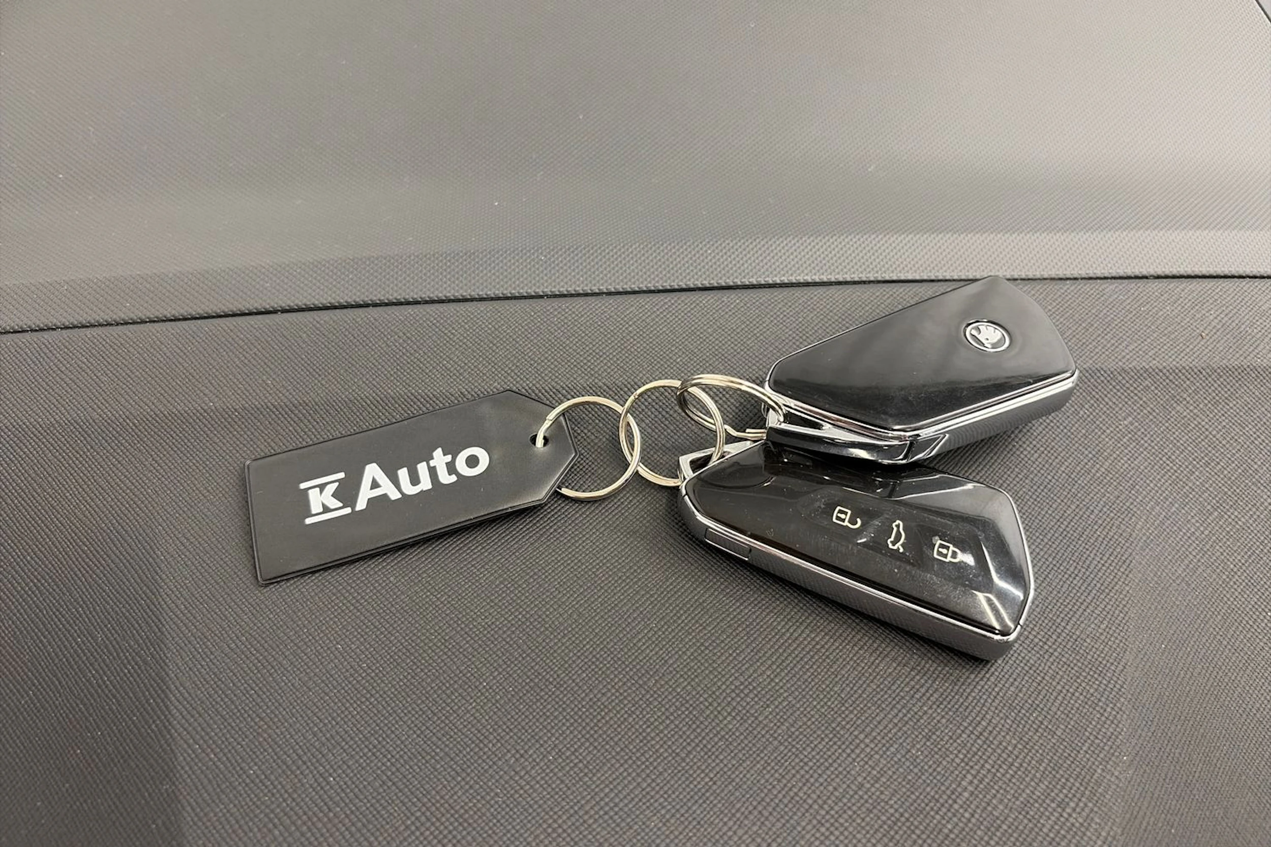 Musta Skoda Enyaq 2023 kuva 33.