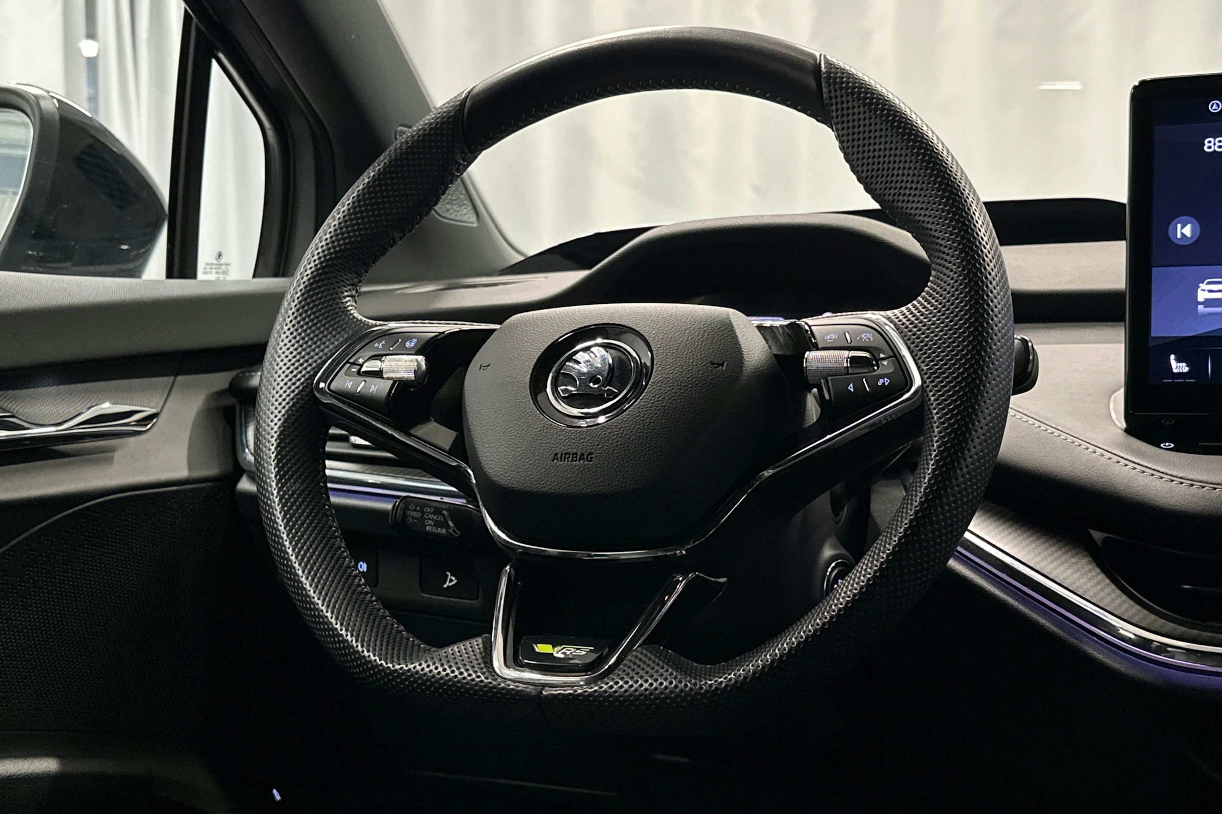 harmaa Skoda Enyaq 2023 kuva 9.