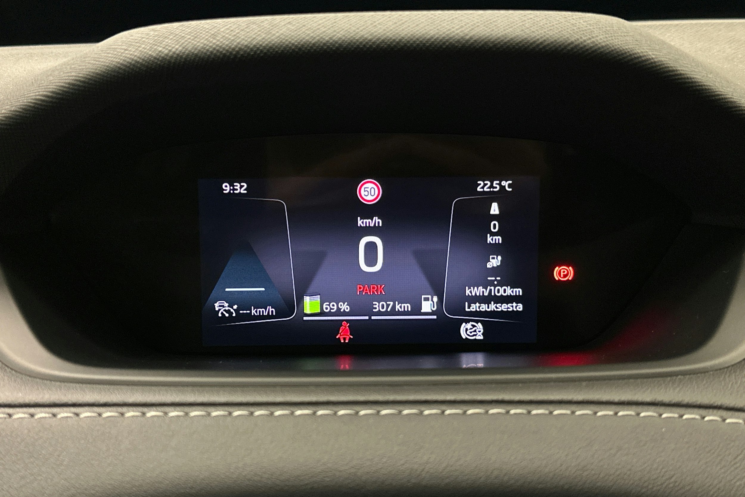 harmaa Skoda Enyaq 2023 kuva 12.