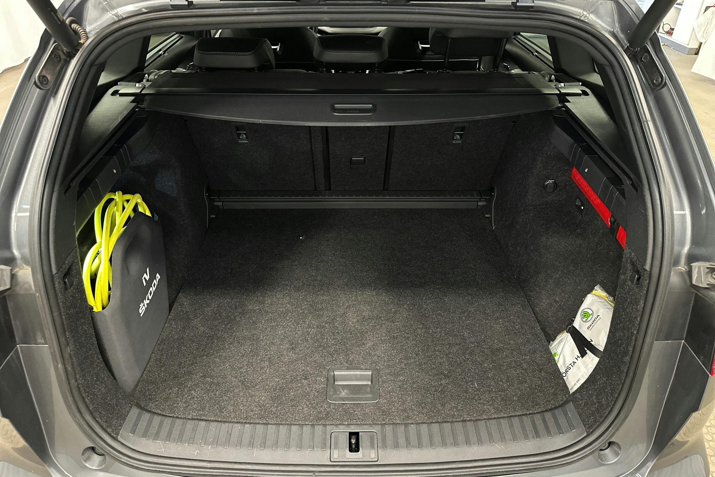 harmaa Skoda Enyaq 2023 kuva 29.