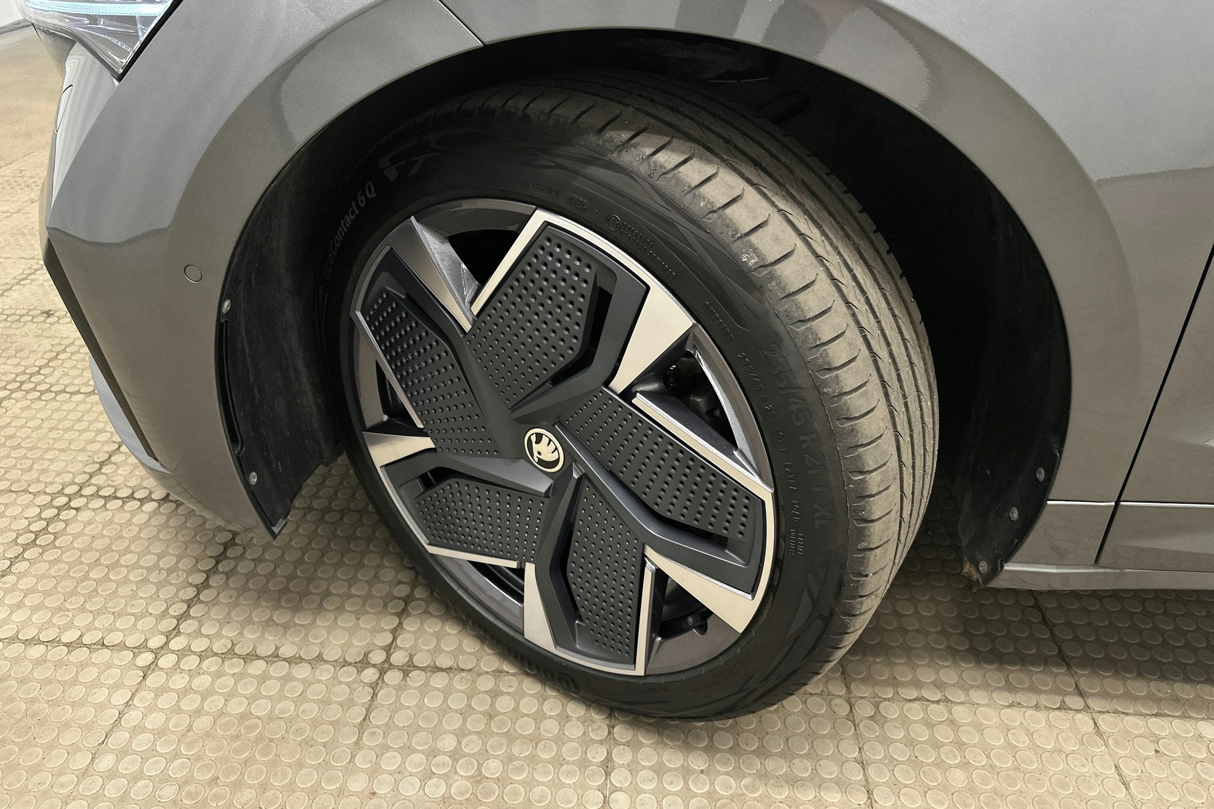 harmaa Skoda Enyaq 2023 kuva 32.