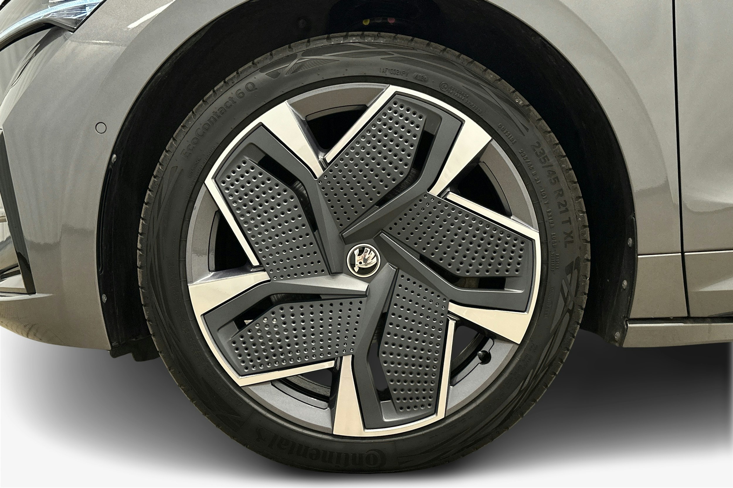 harmaa Skoda Enyaq 2023 kuva 33.