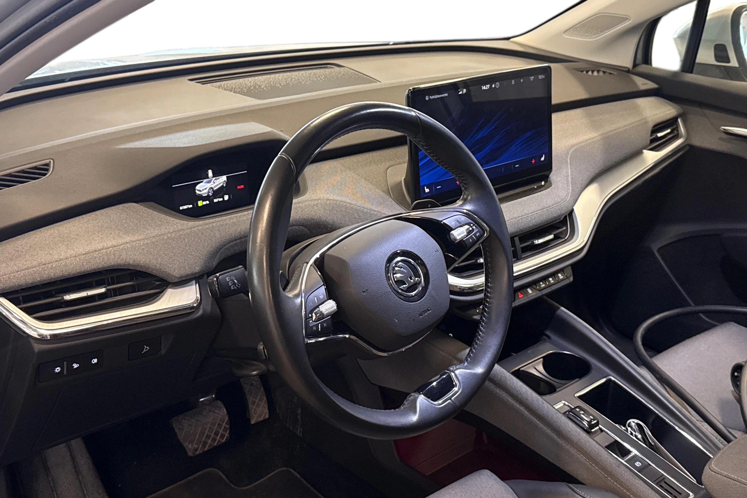 harmaa Skoda Enyaq 2023 kuva 3.