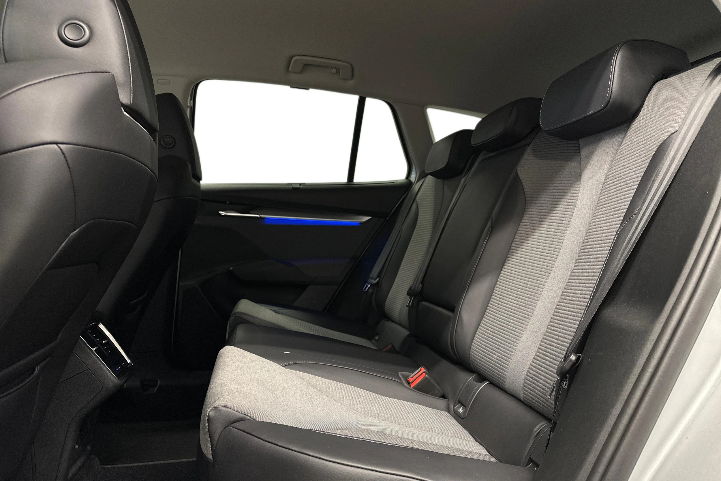 harmaa Skoda Enyaq kuva 8.