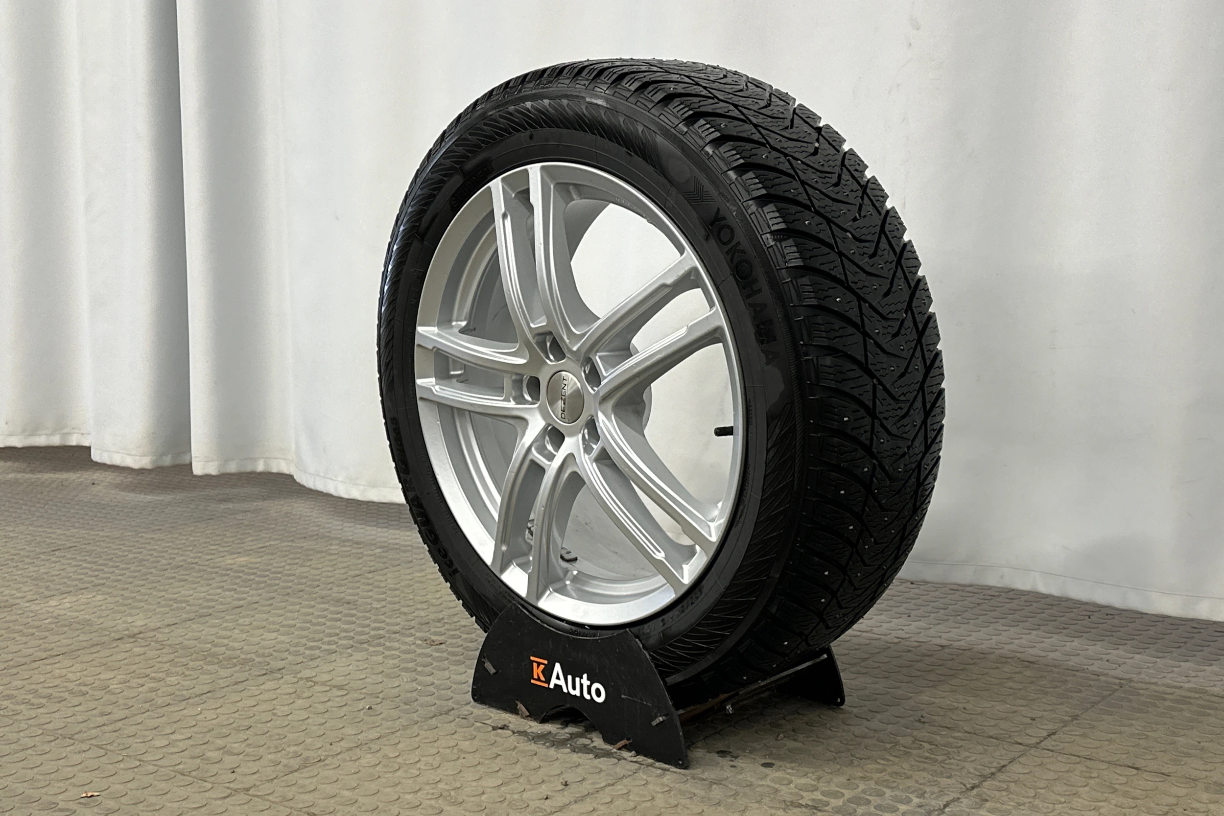 harmaa Skoda Enyaq kuva 10.