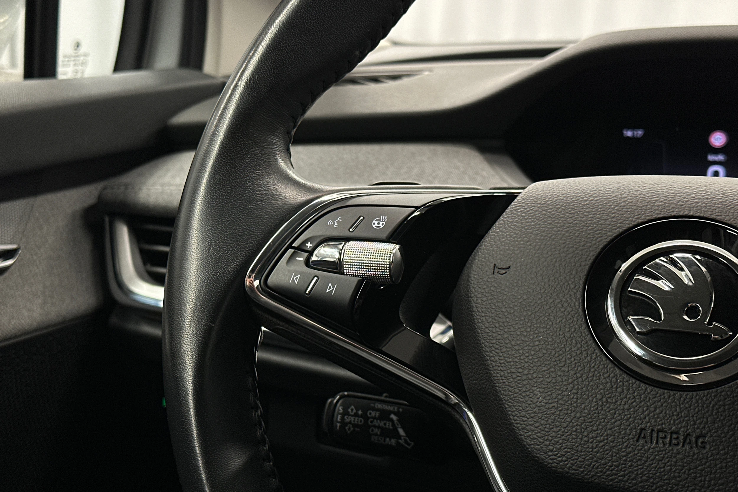 harmaa Skoda Enyaq kuva 17.