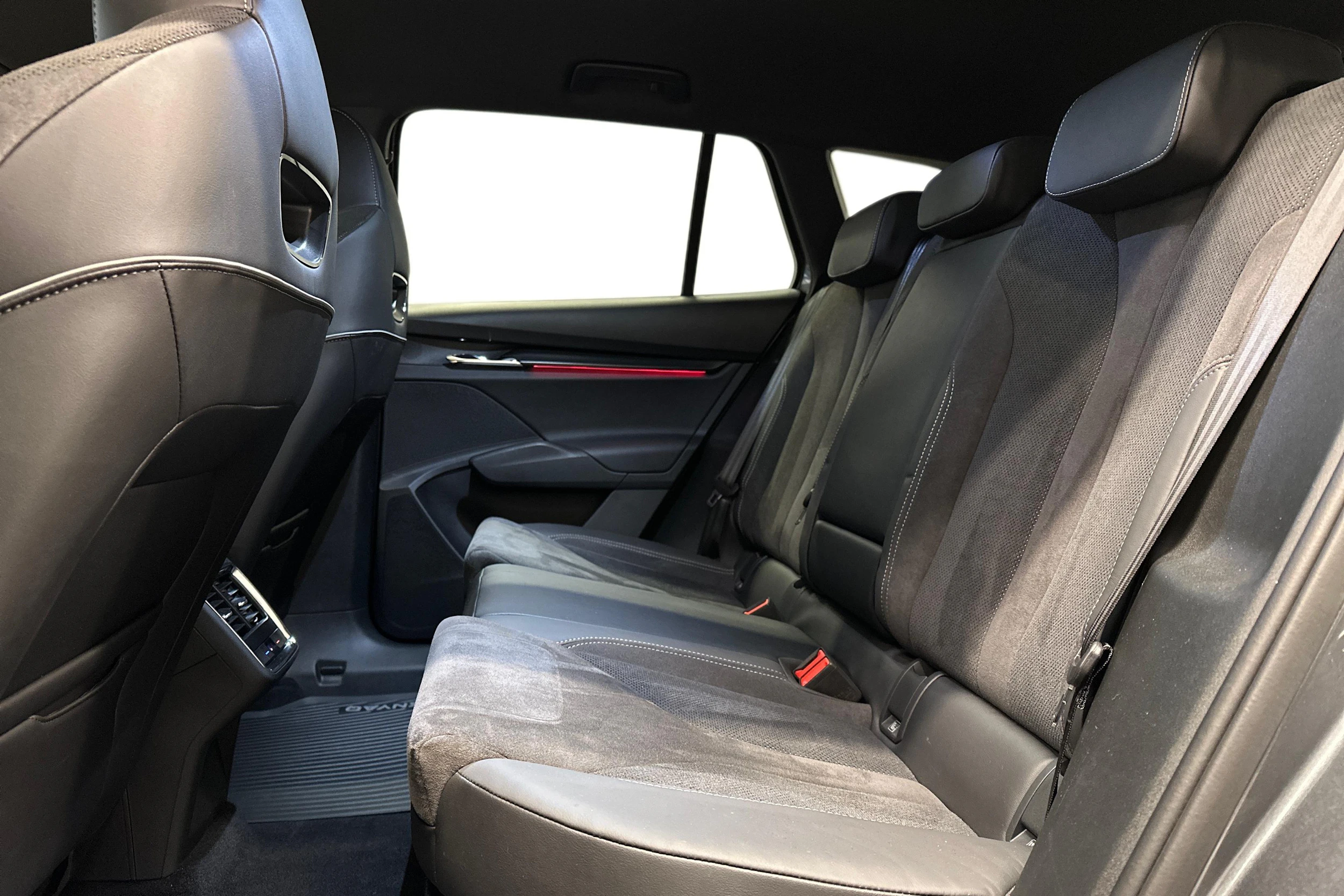 harmaa Skoda Enyaq 2023 kuva 8.