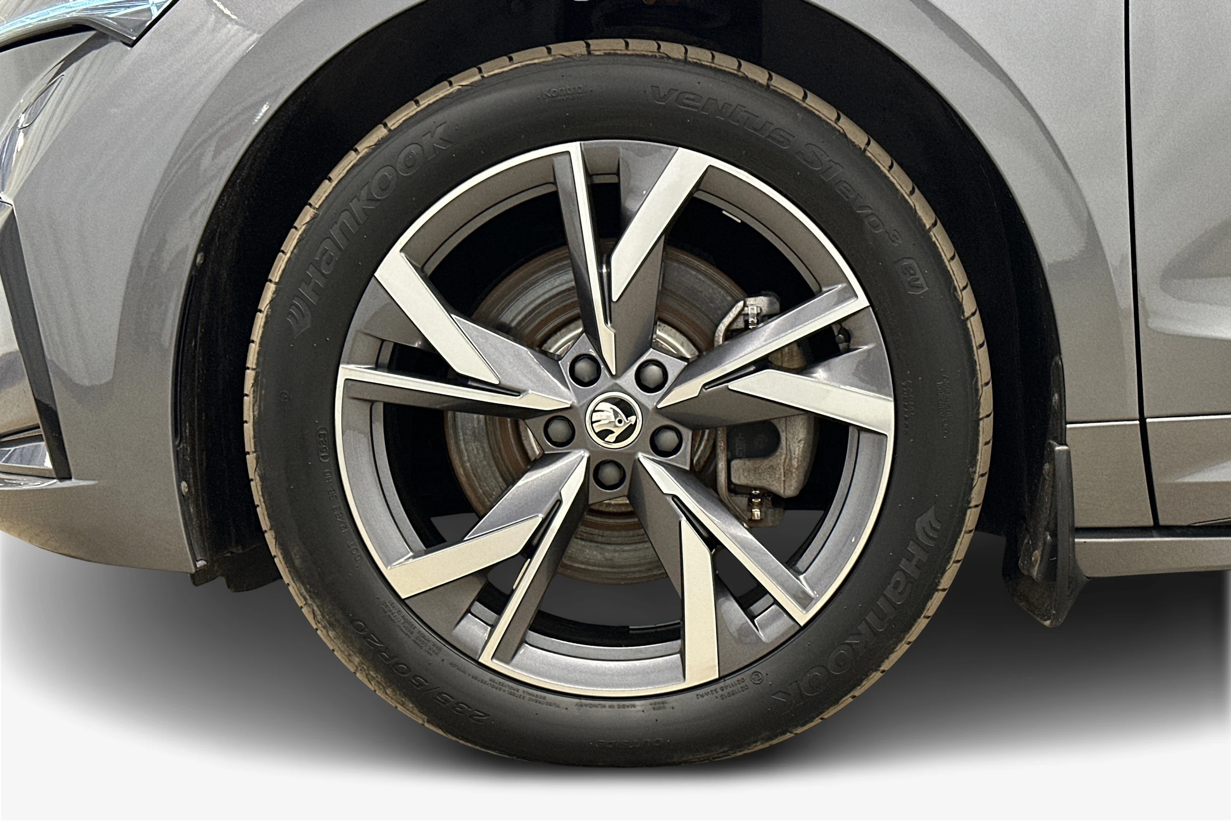 harmaa Skoda Enyaq 2023 kuva 9.