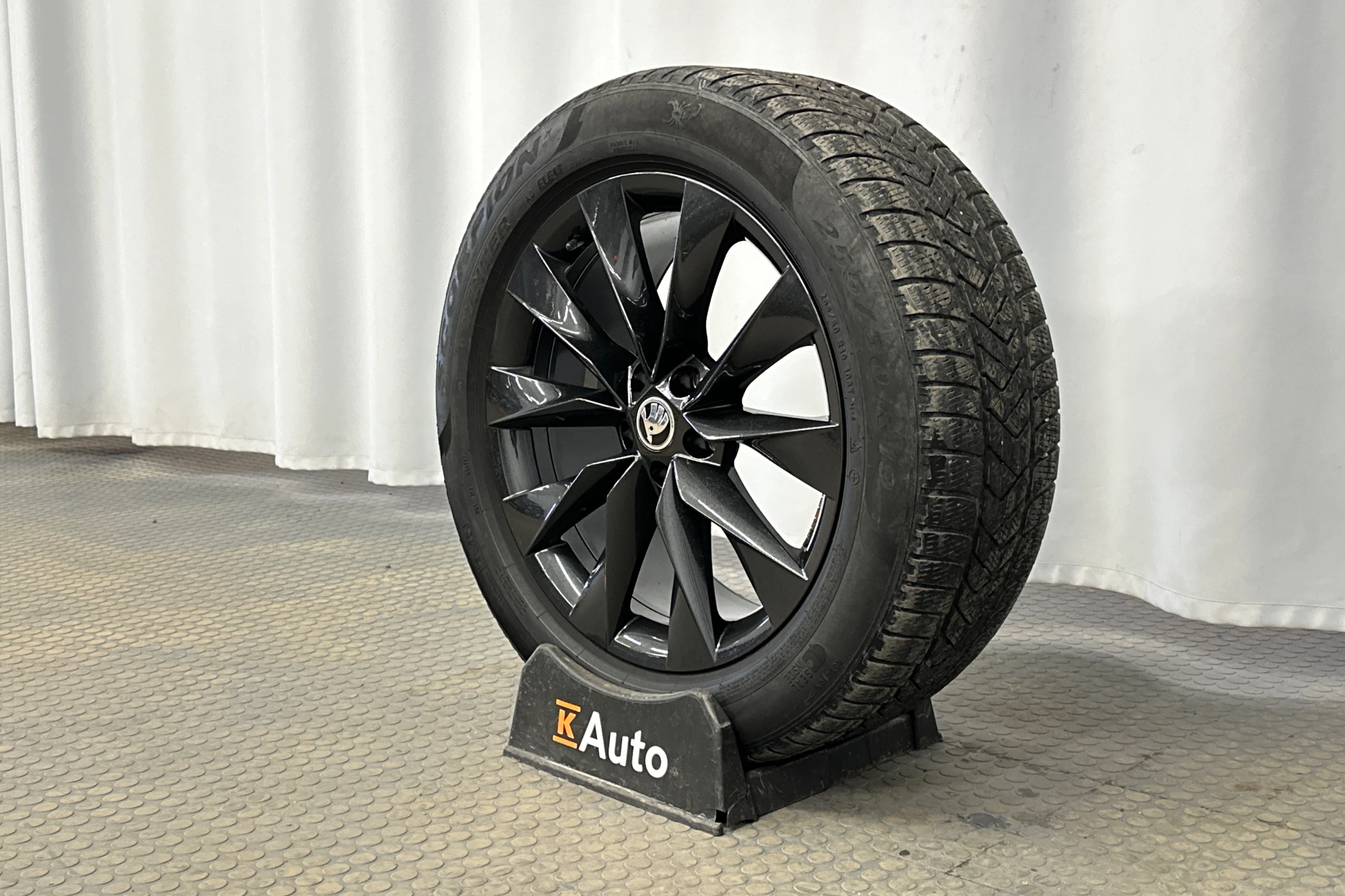 harmaa Skoda Enyaq 2023 kuva 10.