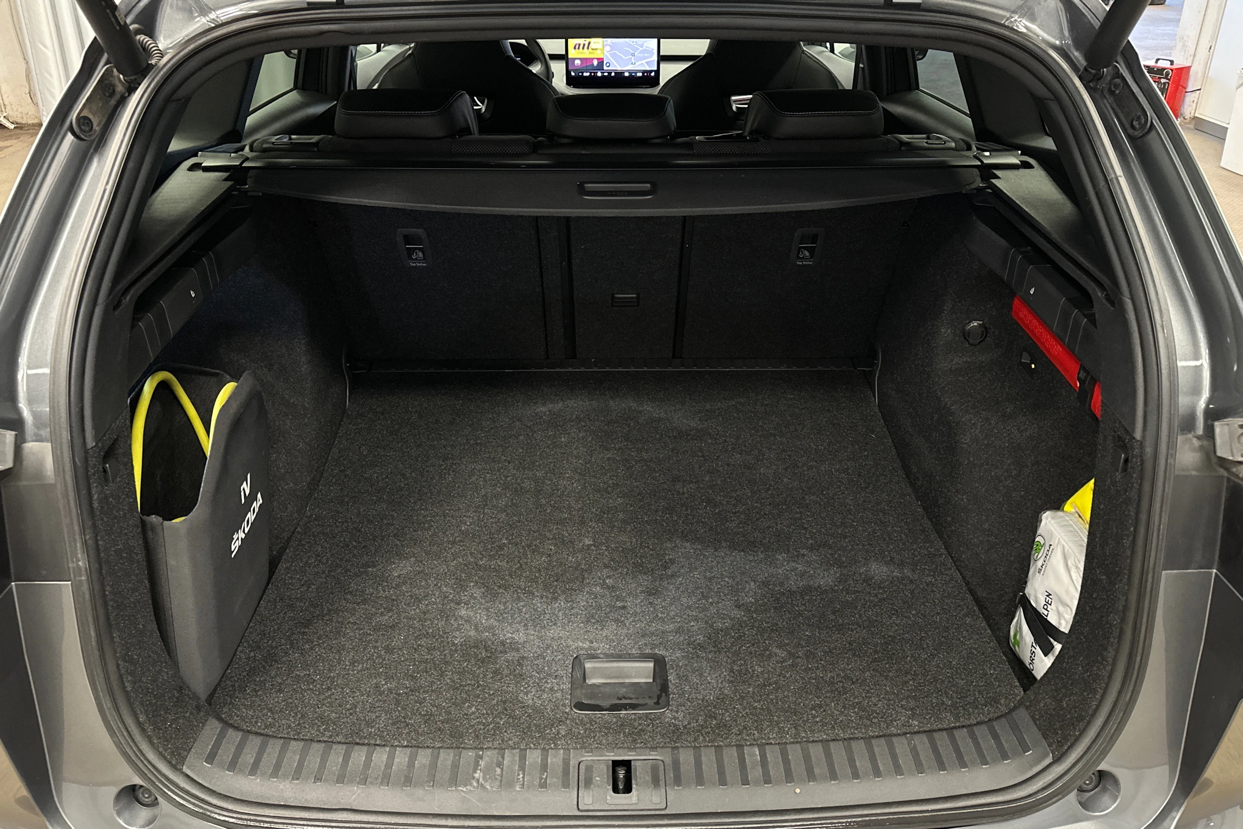 harmaa Skoda Enyaq 2023 kuva 11.