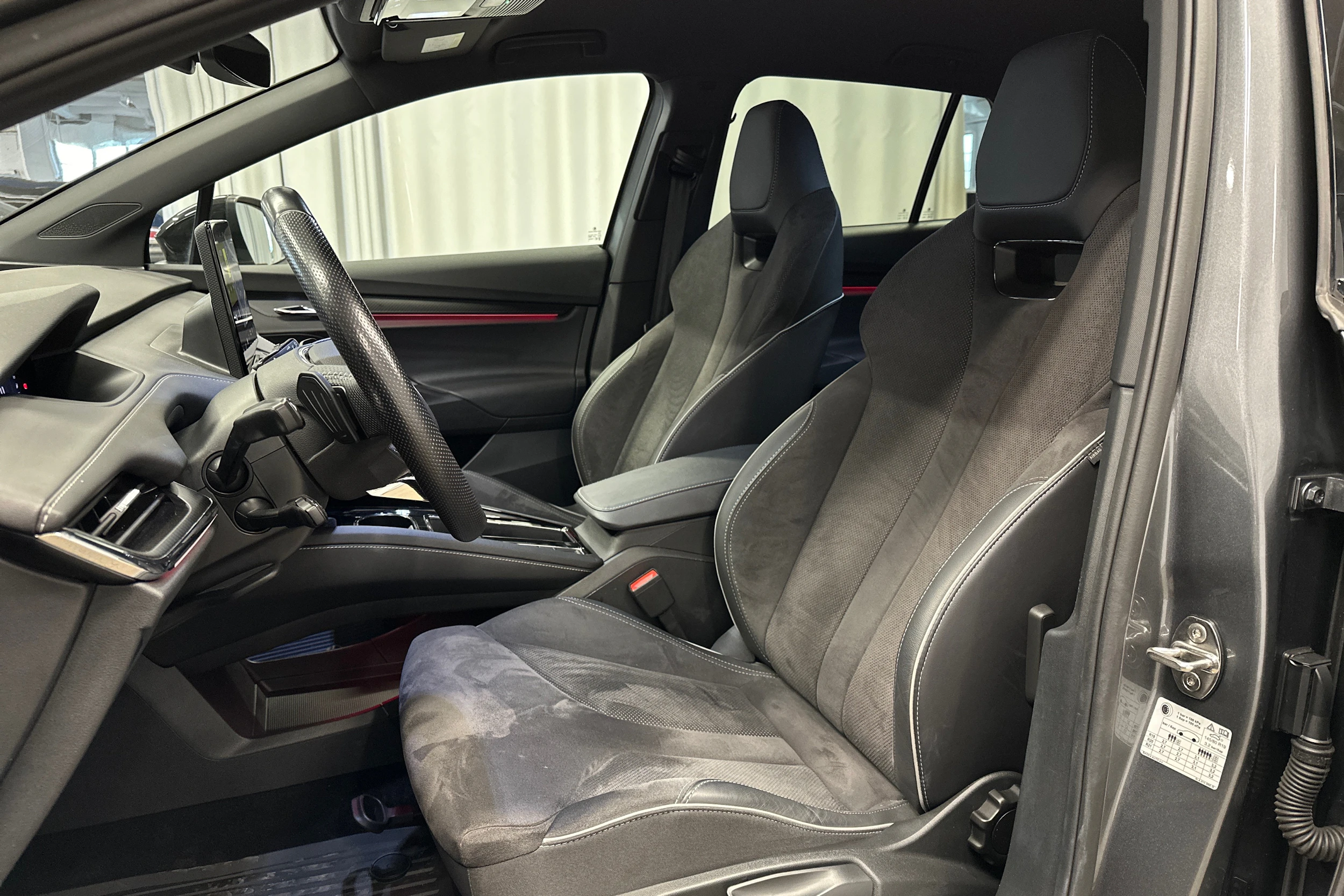 harmaa Skoda Enyaq 2023 kuva 15.