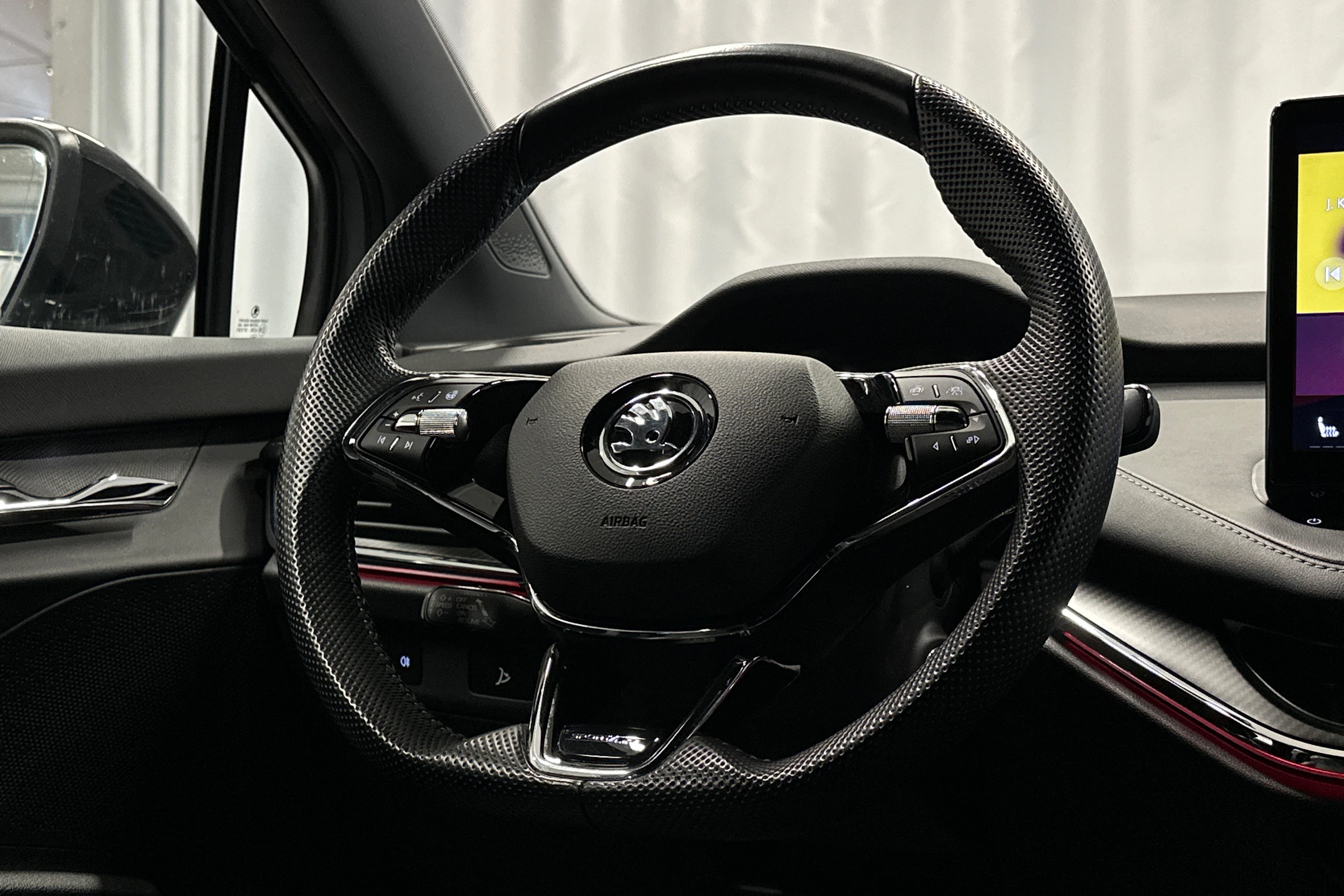 harmaa Skoda Enyaq 2023 kuva 16.