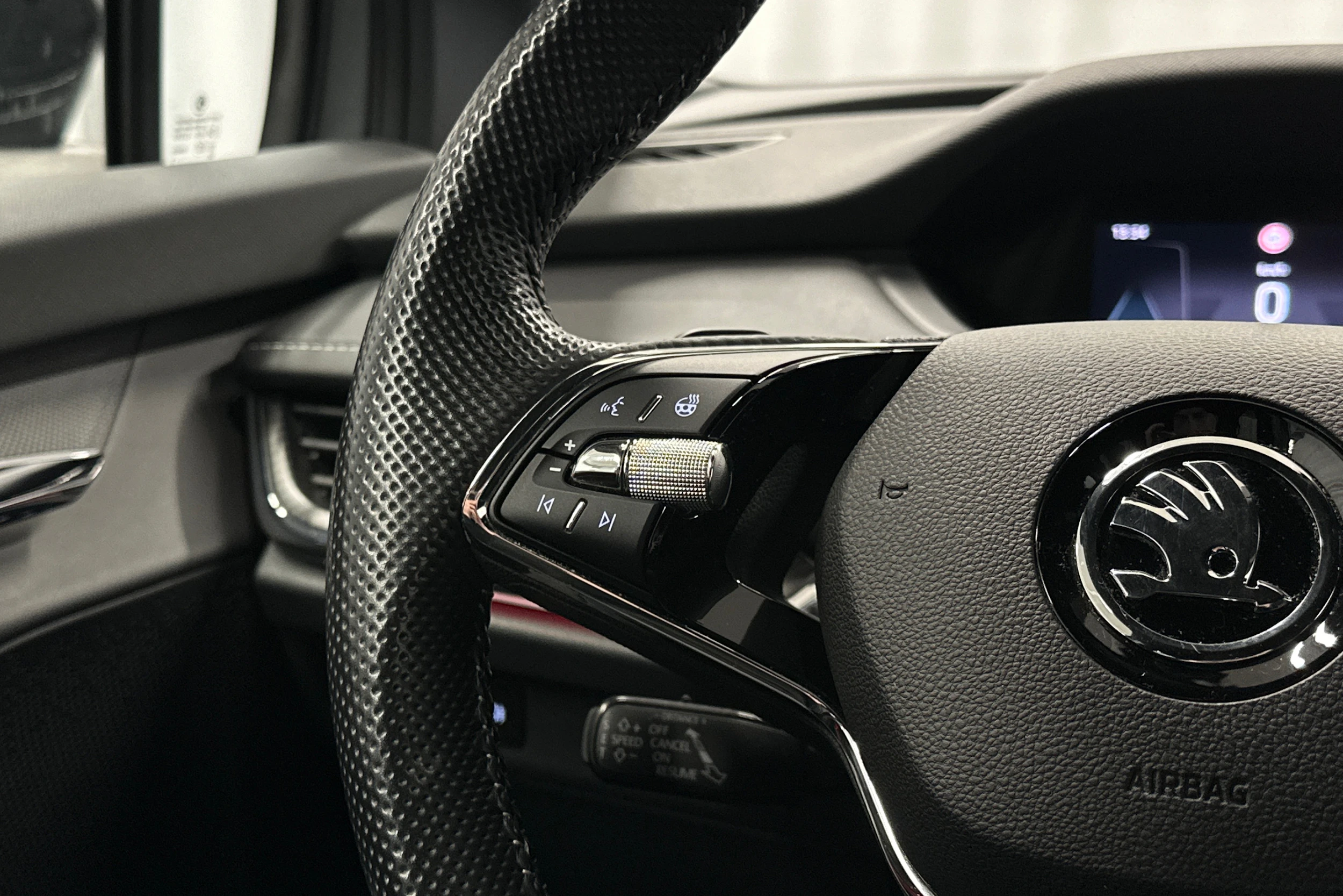 harmaa Skoda Enyaq 2023 kuva 17.