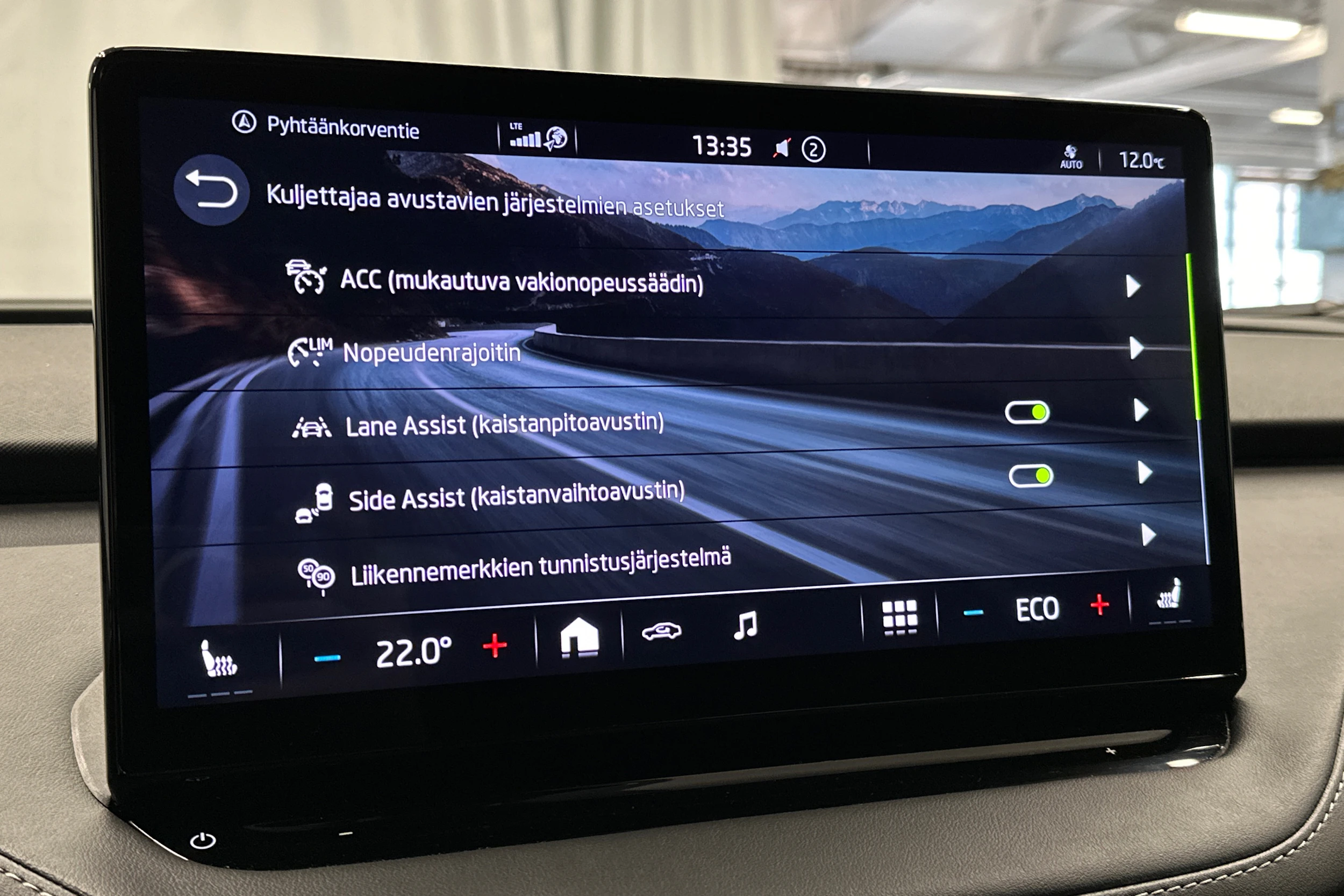 harmaa Skoda Enyaq 2023 kuva 22.