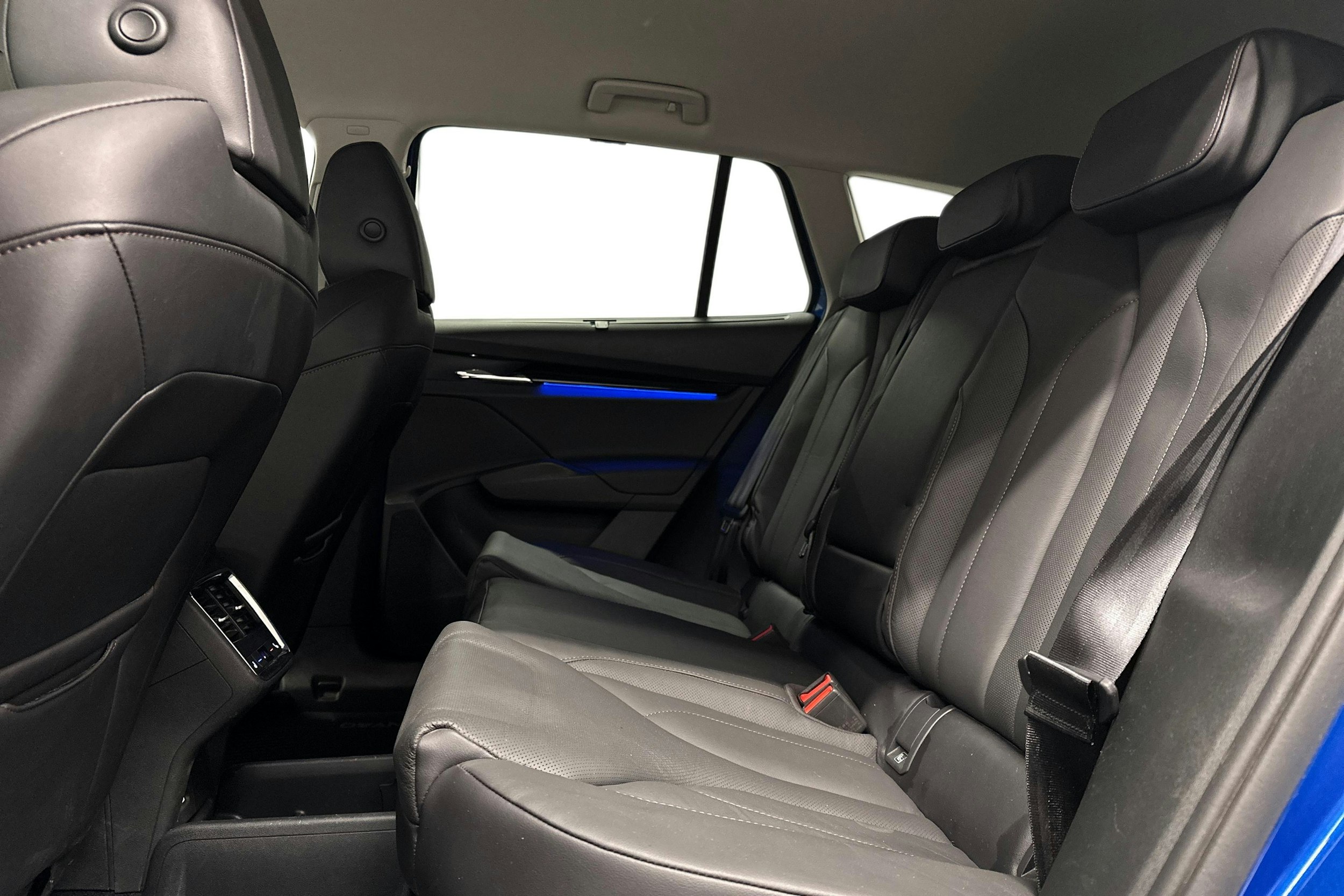 sininen Skoda Enyaq 2023 kuva 8.