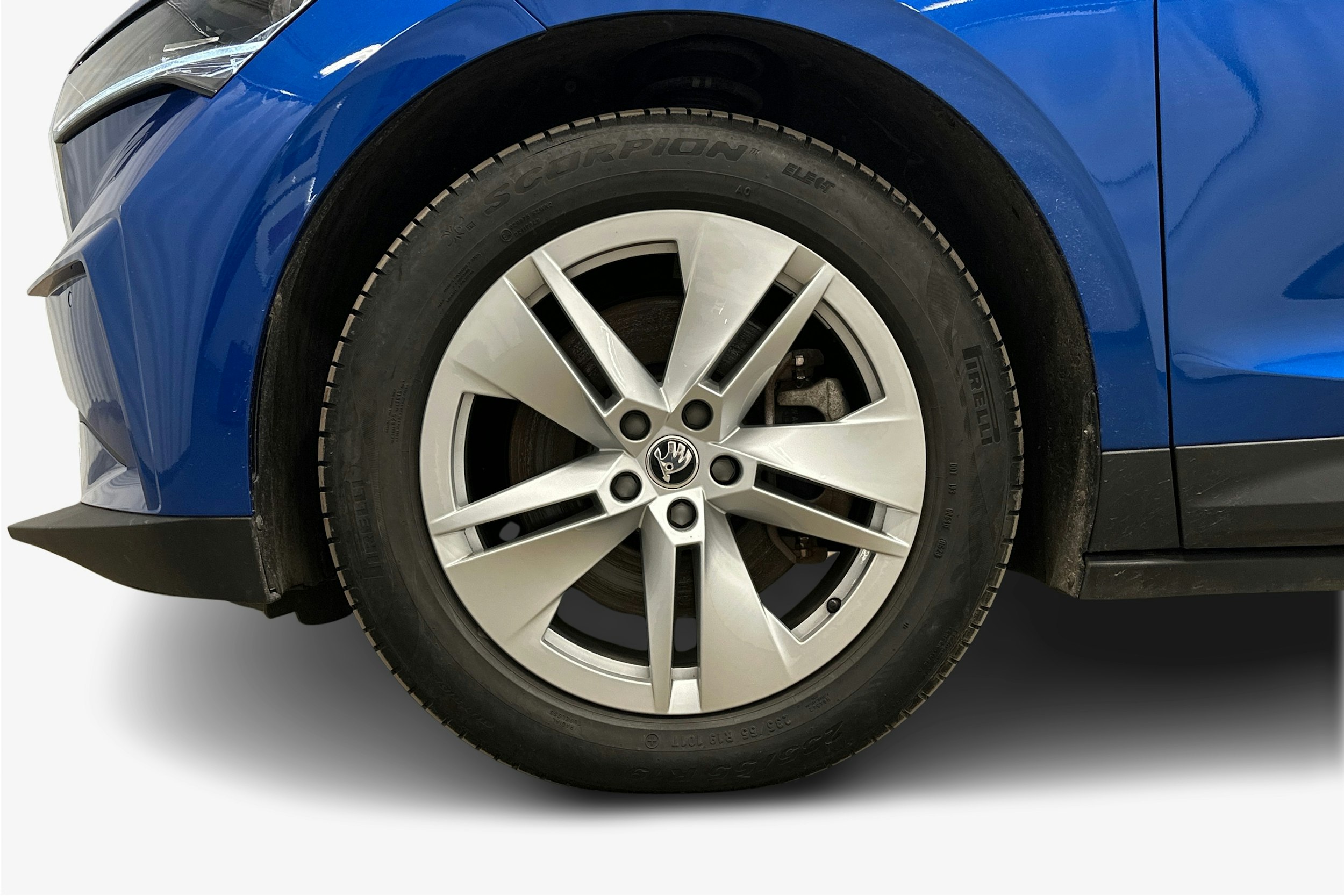 sininen Skoda Enyaq 2023 kuva 9.