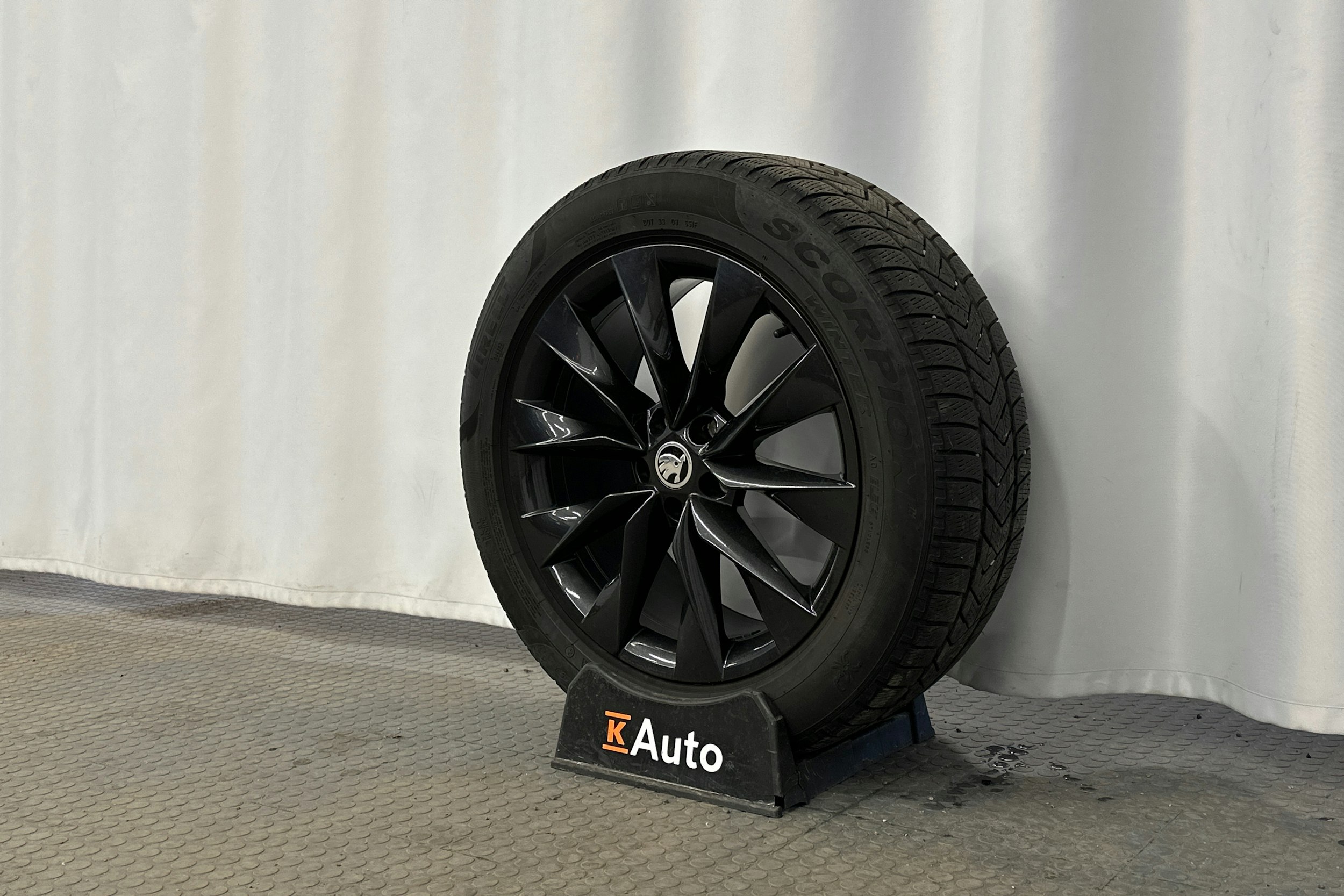 sininen Skoda Enyaq 2023 kuva 10.