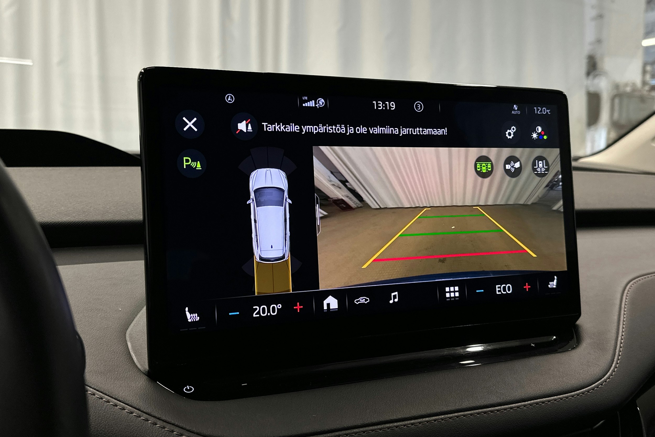 sininen Skoda Enyaq 2023 kuva 16.