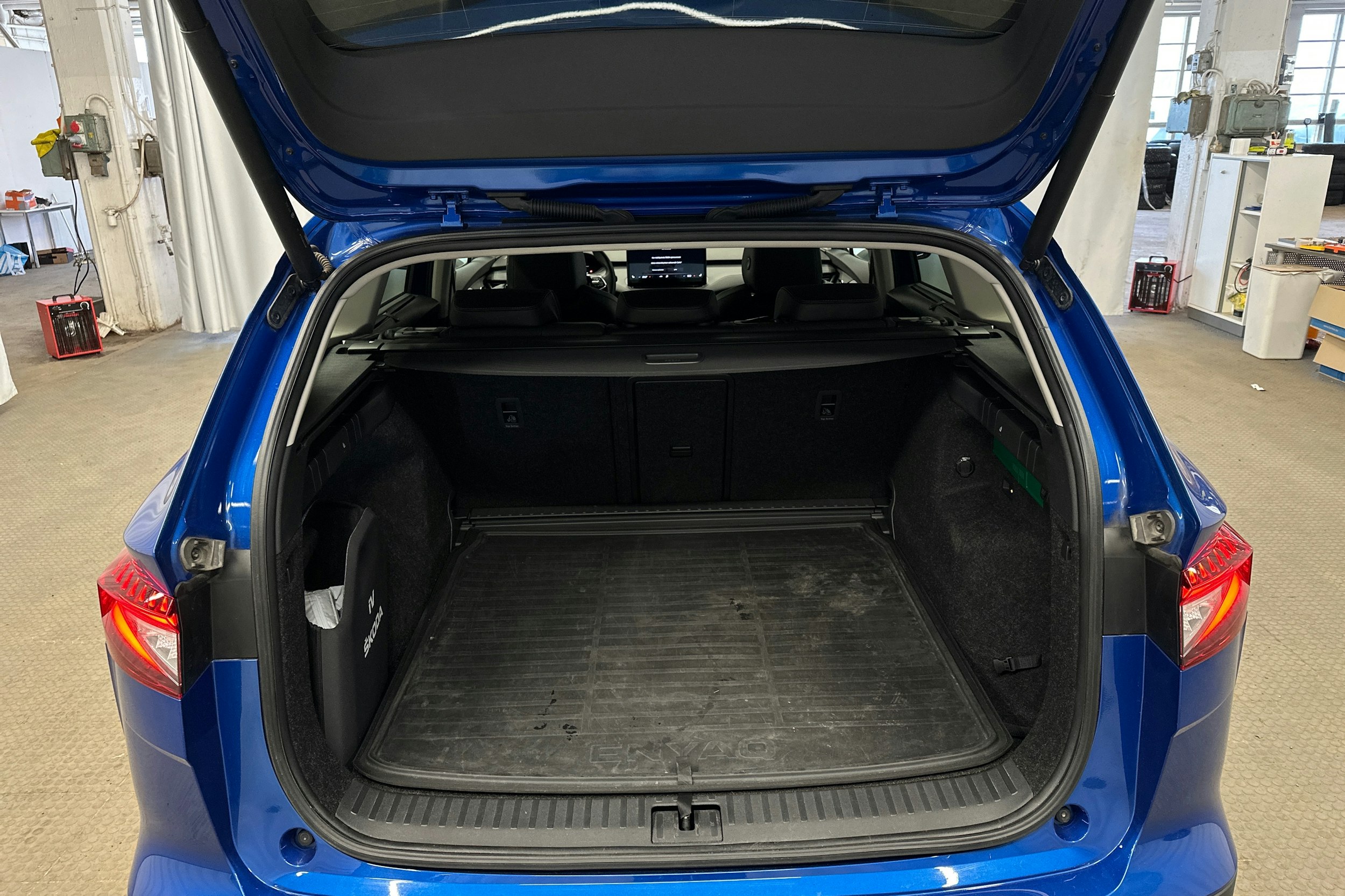 sininen Skoda Enyaq 2023 kuva 26.