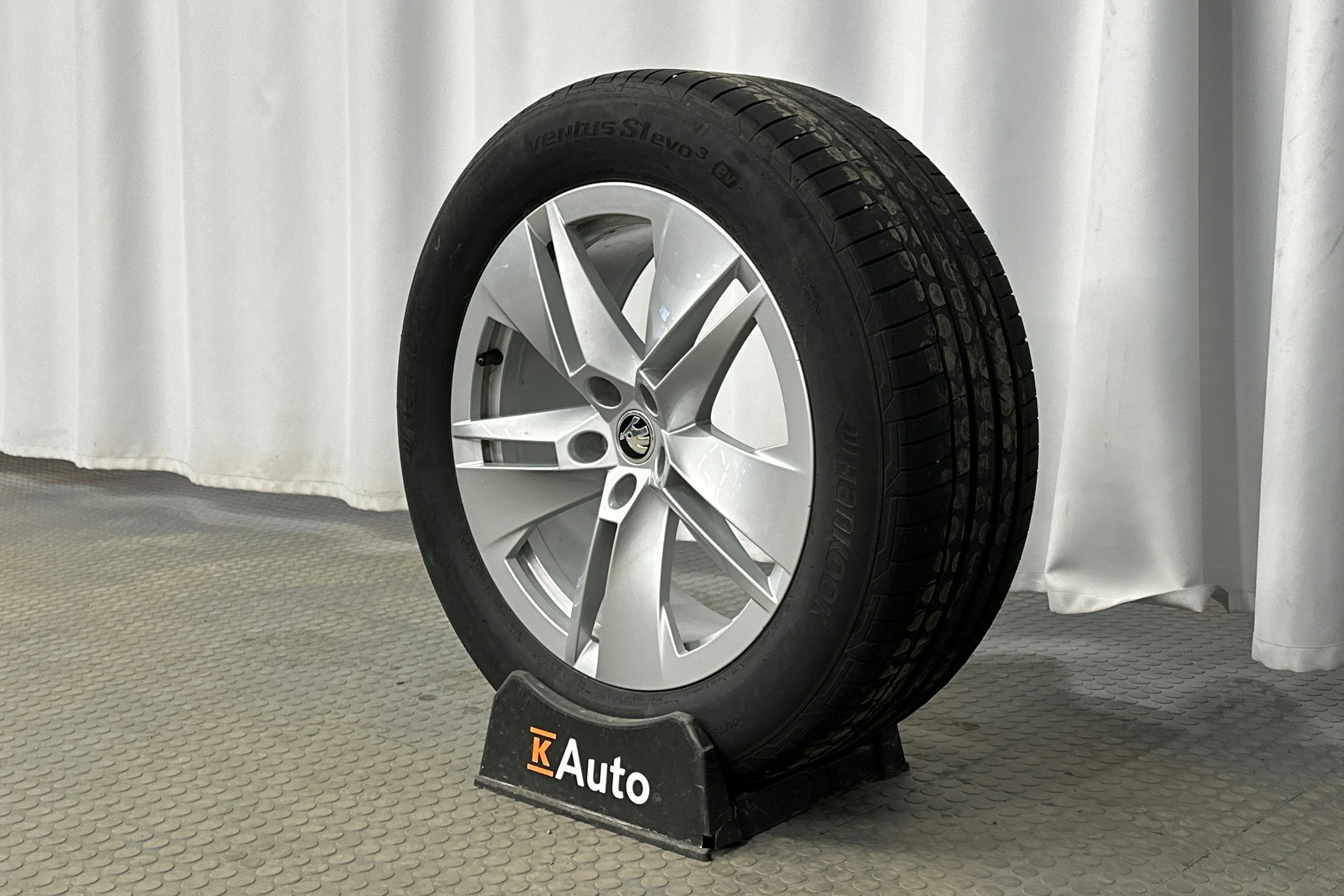 sininen Skoda Enyaq 2023 kuva 10.